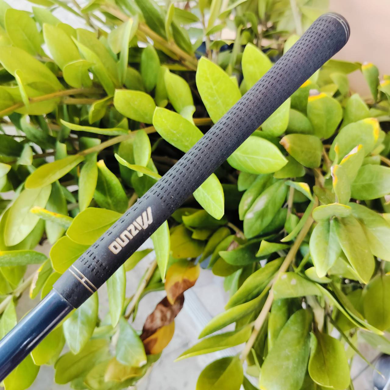 Mizuno FLI HI Utility Long Irons องศา 24 เป็นเหล็กยาวกึ่งไฮบริด ที่ใช้วัสดุ GRAIN FLOW FORGED ขั้นเทพ ตีง่าย ภายในโปร่งมี CAVITY ตีนุ่มมากๆ สปินดี ตกหยุด สภาพสวยเดิม ไม้กอล์ฟพรีเมี่ยมมือสอง ของแท้ By NakaraLuxurious