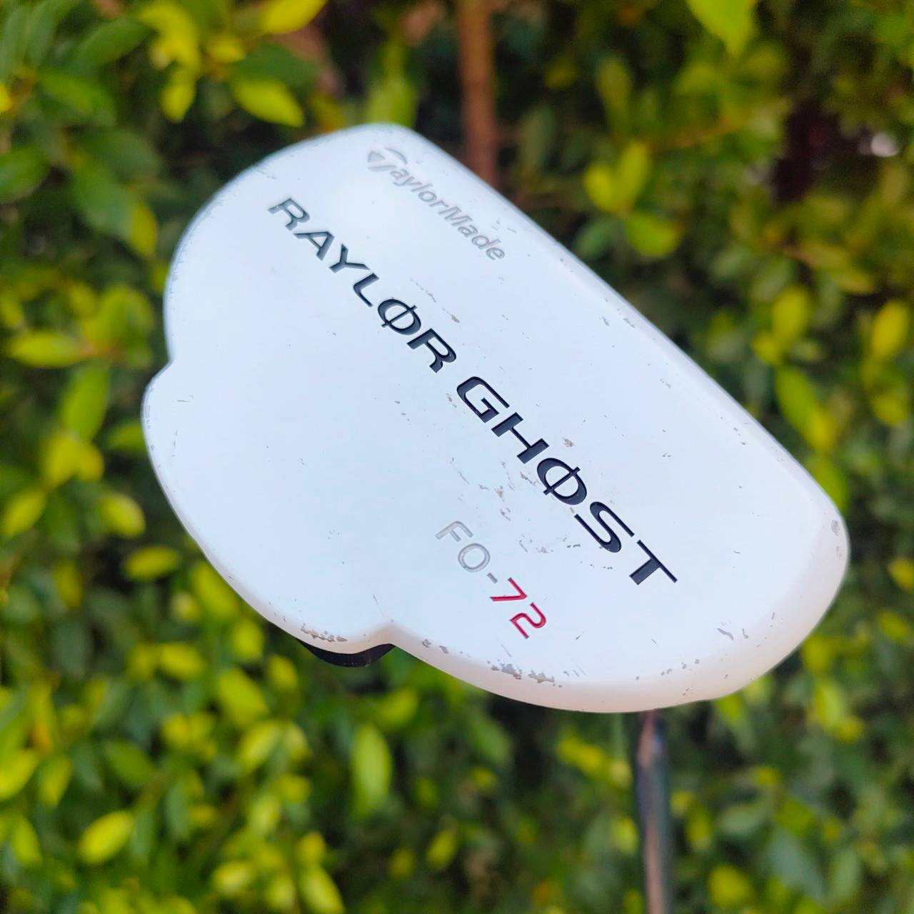 PUTTER TAYLORMADE RAYLOR GHOST FO-72 ความยาว 34 นิ้ว มี COVER เดิมๆ ชดเชยความผิดพลาดสูงสุด กระจายน้ำหนักได้ดีมาก เส้นเล็งยาว เล็งง่าย หน้าสัมผัส PURE ROLL สุดยอดเกาะไลน์ ไม้กอล์ฟมือสอง ของแท้ BY NakaraLuxurious