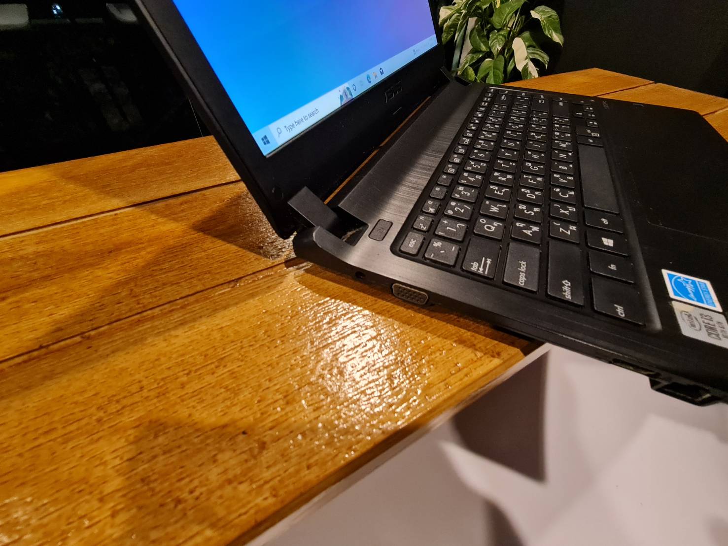 โน้ตบุ๊ค Notebook Asus Pro P1440F(i3-10110U/4GB/M.2 512GB)+Adapter+กระเป๋า จอมีรอยคีบอร์ด