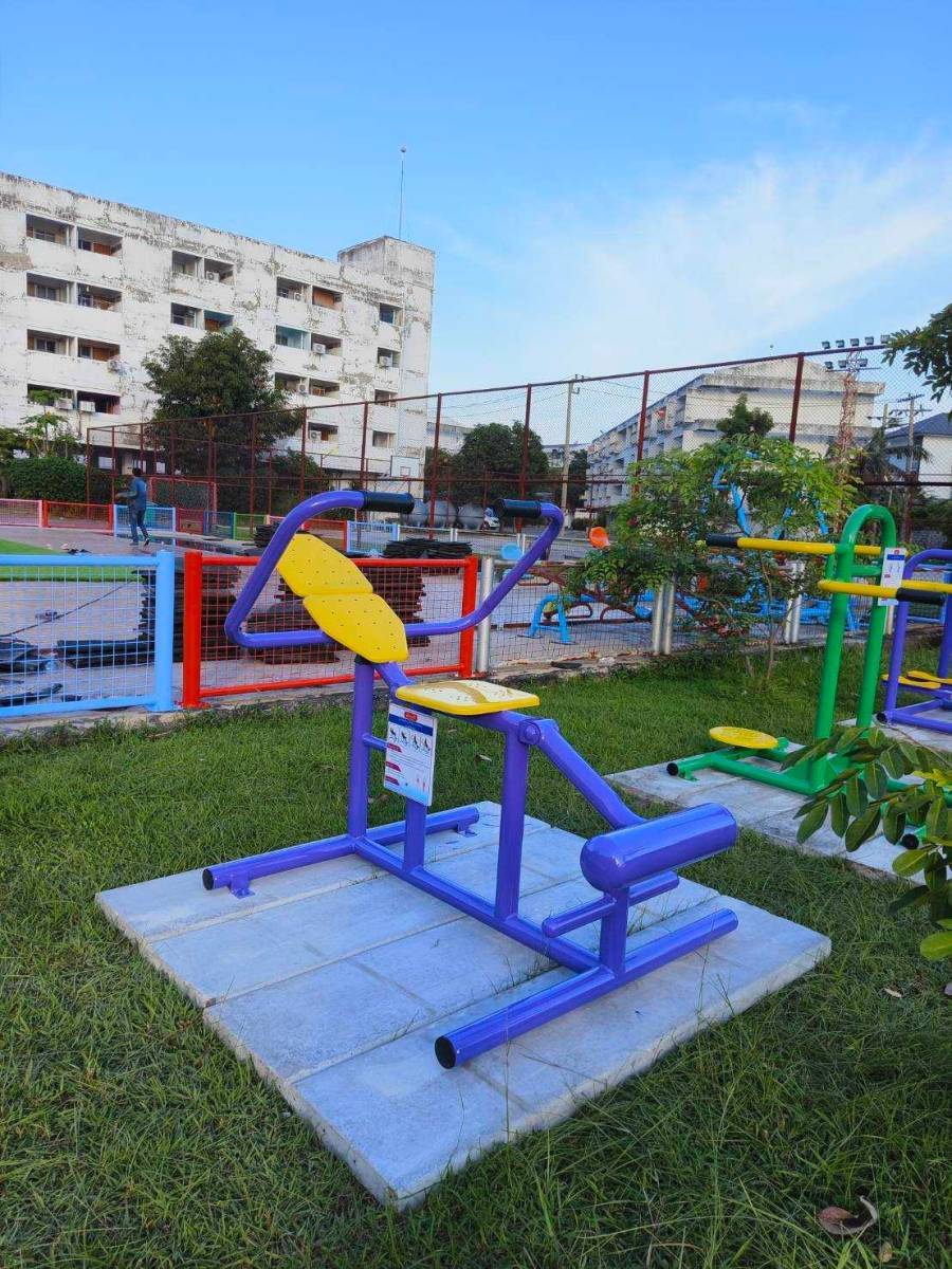 เครื่องออกกำลังกาย กลางแจ้ง ชุดอุปกรณ์ บริหารขา เข่า แบบขา ยกน้ำหนัก ลานกีฬา อเนกประสงค์ สนามกีฬา ผลิตในไทย สั่งทำตามสีที่ต้องการได้