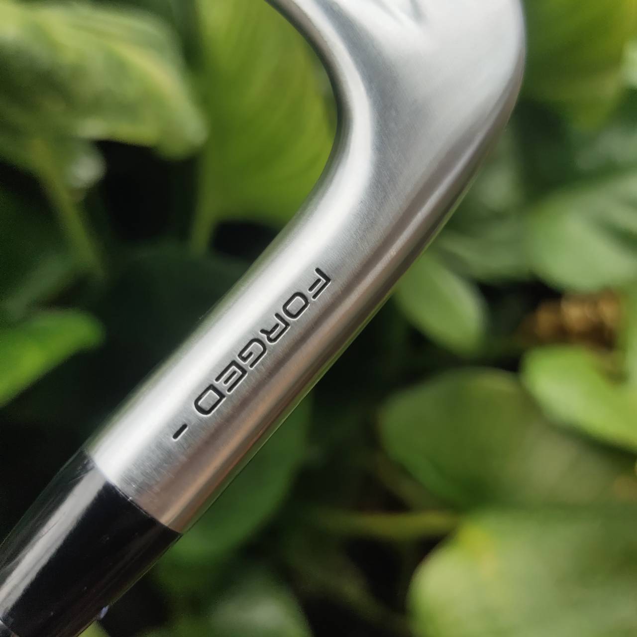 ชุดเหล็ก TITLEIST T100S FORGED (รุ่นปี 2022) 🔧 ใช้ทังสเตน D18 + เทคโนโลยีงานอากาศยาน ✈️ • หน้าไม้ฟอร์จชิ้นเดียว ให้ความรู้สึกแน่นและแม่นยำ 🎯