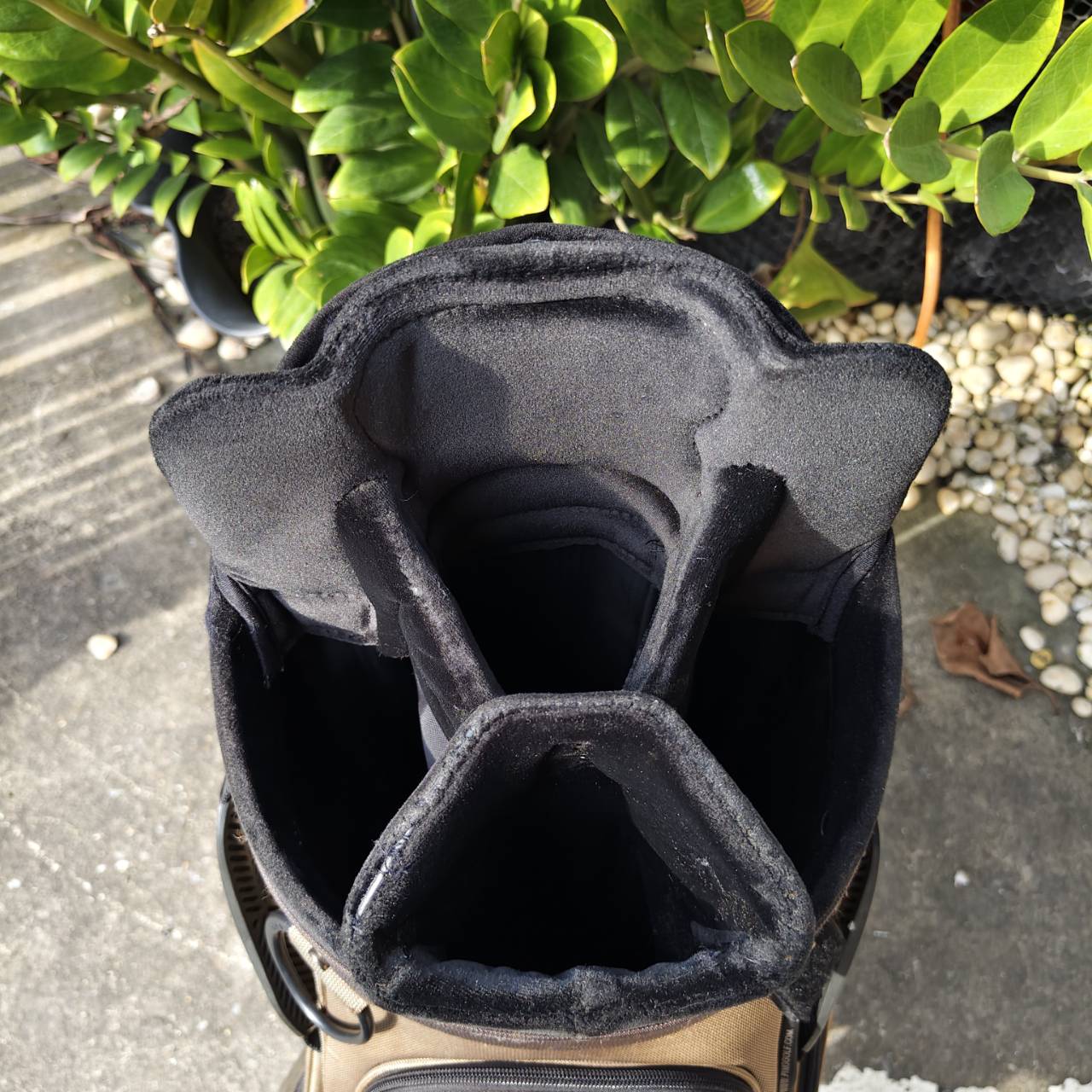 ถุงกอล์ฟ PING ของแท้ มือสอง ** สภาพไม่ค่อยสวย ** ตามรูป แต่ใช้งาานได้เป็นปกติทั้งหมด