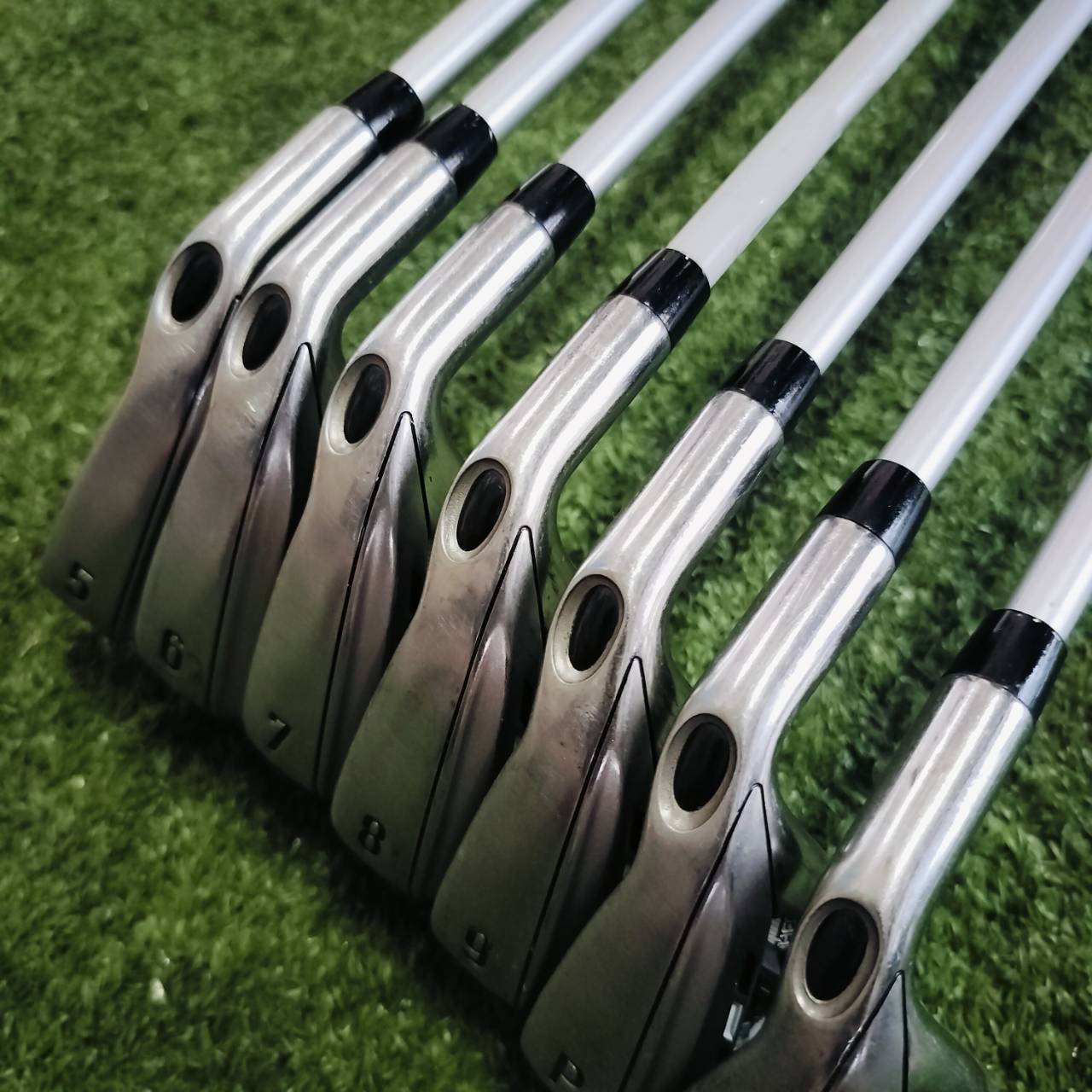 ชุดเหล็ก Callaway X-HOT สุดร้อนแรง เป็นเหล็กที่ง่าย และตีมันส์ในเหล็กเดียว สภาพสวยเดิมทุกเหล็ก สติ๊กเกอร์ครบ ก้านกราไฟต์เบาแค่ 50 กรัม ไม้กอล์ฟพรีเมี่ยมมือสอง ของแท้ By NakaraLuxurious
