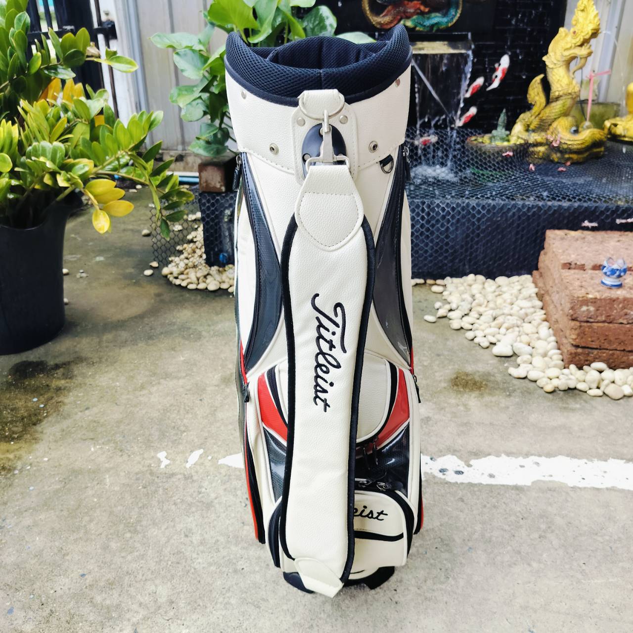 ถุงกอล์ฟ Titleist มือสอง ถุง TOUR สีขาวสวยมาก ออกแบบฟังชั่นได้ดีมาก