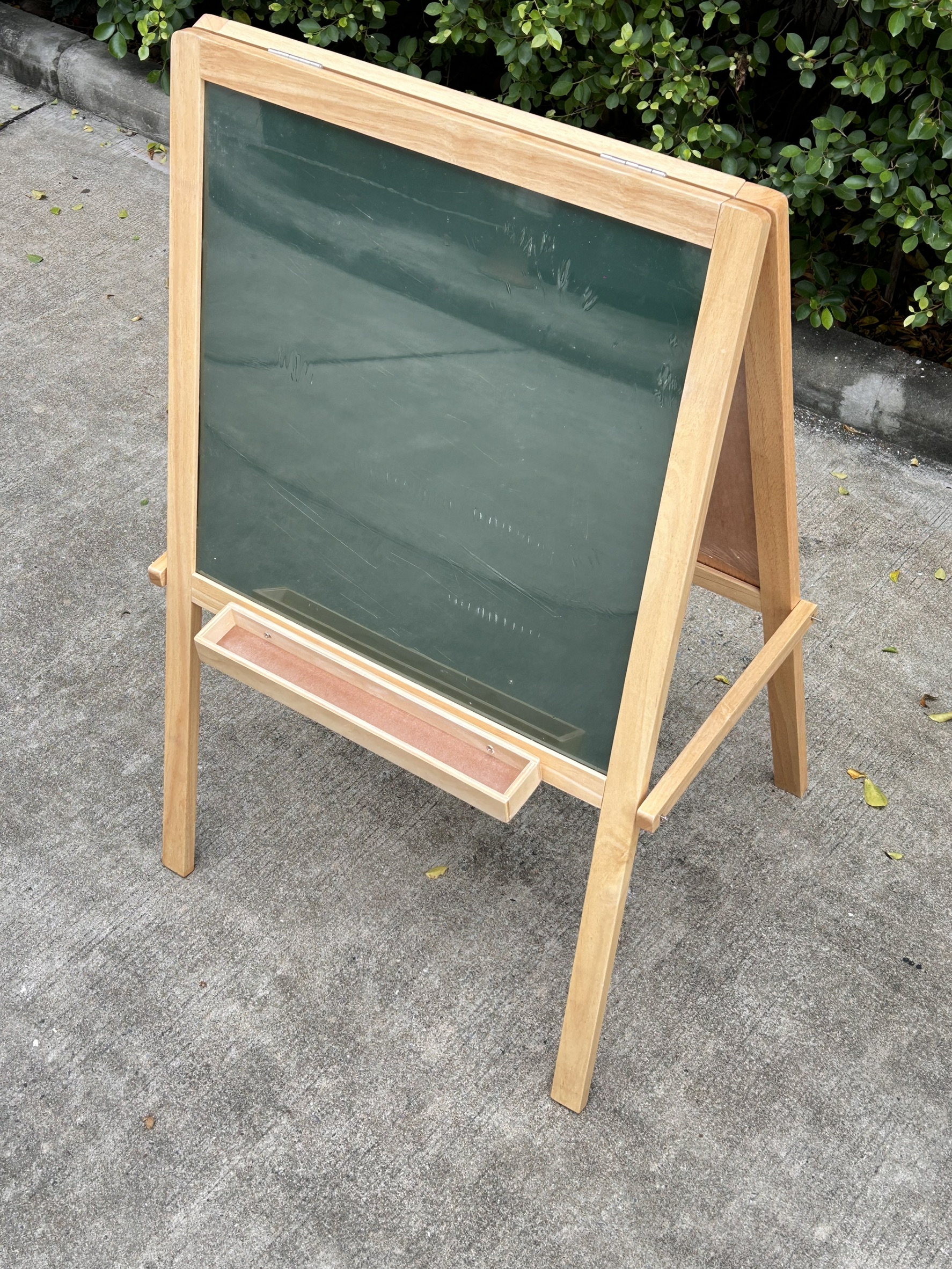 กระดานดำ - ไวท์บอร์ด 2ด้าน มีรางสำหรับใส่ปากกา ทั้ง 2 ด้าน มีขาหยั่ง อีกด้านเป็นแม่เหล็ก ขนาด : 66x110 ซม.