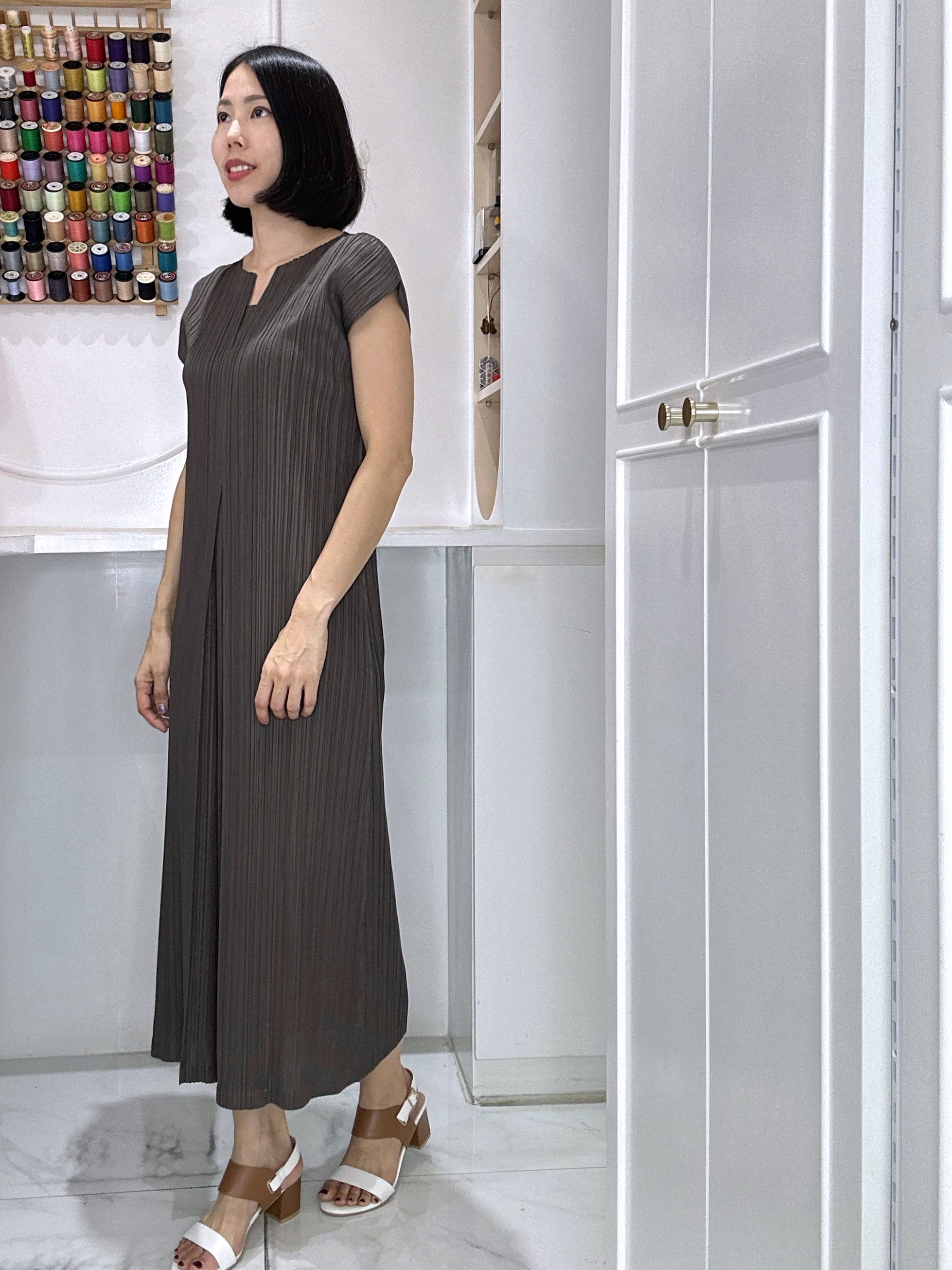 2MUAY รุ่น GJO1530 เดรสพลีทคุณภาพ OPEN NECK CAP SLEEVE PLEATED DRESS 10 สี FREE SIZE