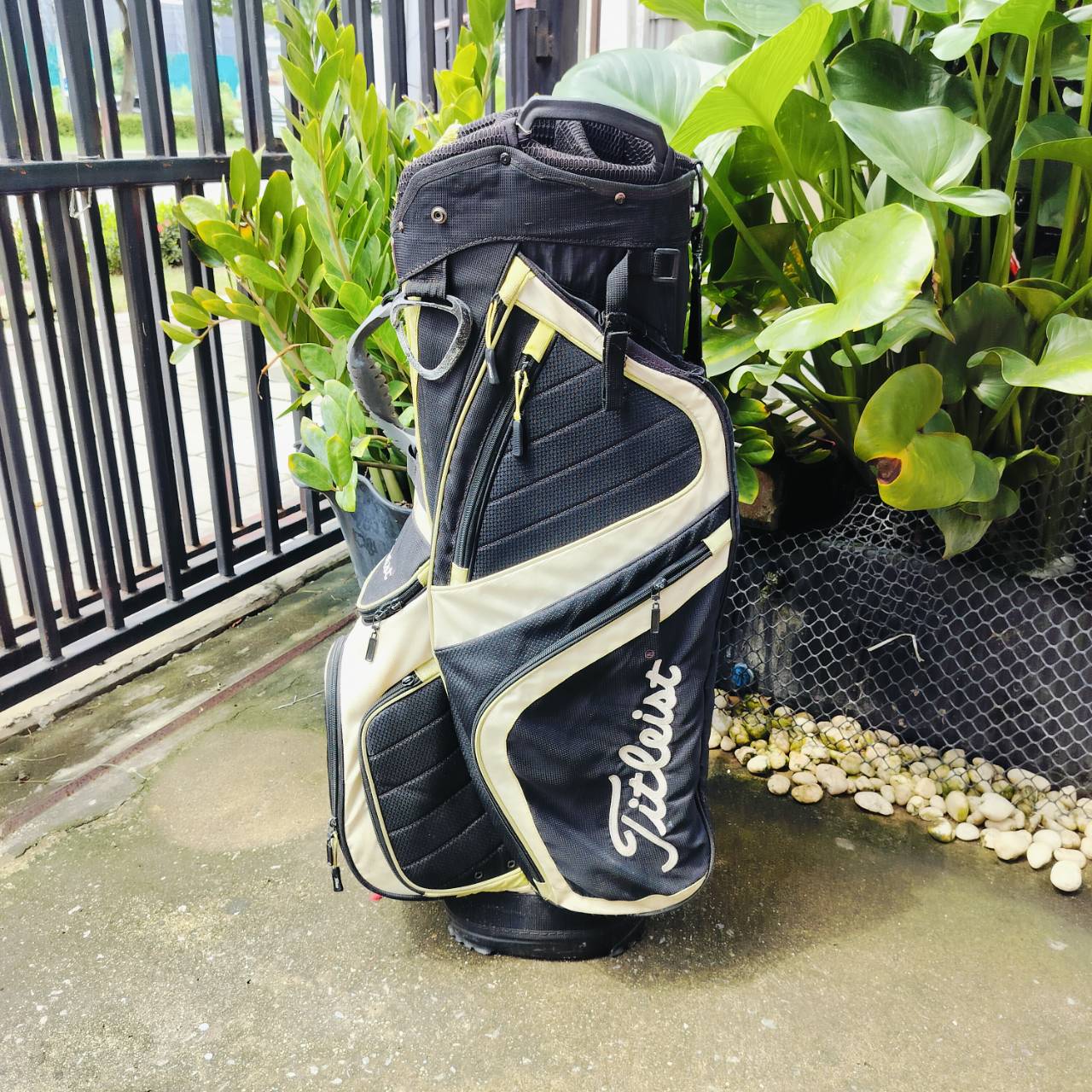 ถุงกอล์ฟ Titleist แบบ 14 ช่อง ของแท้ มือสอง สภาพเก่าค่ะ *** มีตำหนิที่ COVER ***