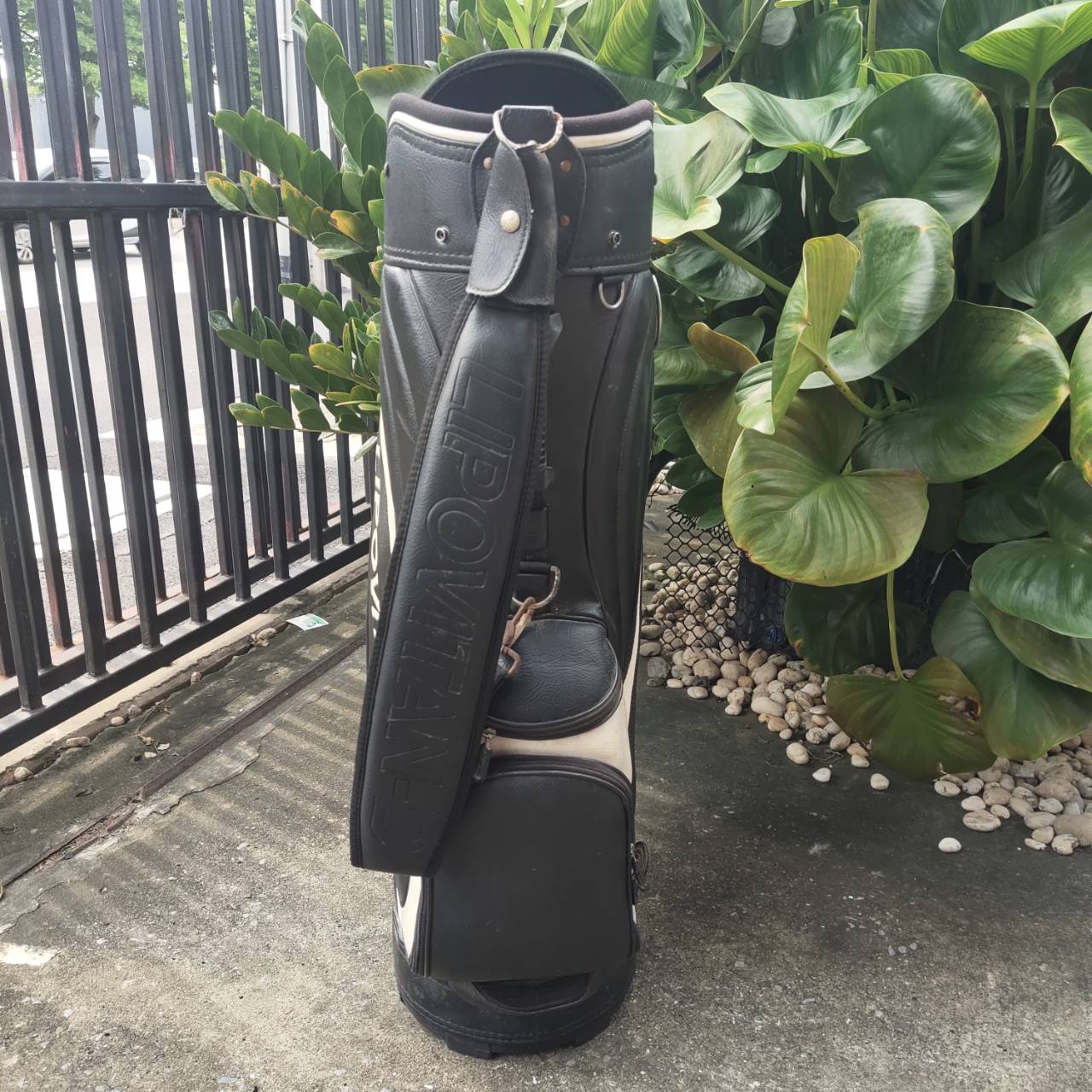 ถุงกอล์ฟ ลิโพตีไกล!!! สภาพถุงโดยรวม เรียบร้อย ซิปใช้ได้ดี ถุง TOUR