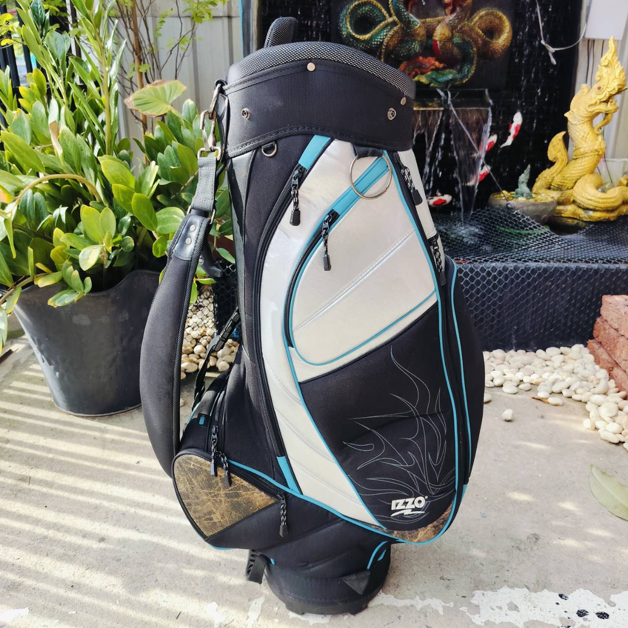 IZZO GOLF BAG มือสอง ของแท้ สภาพสมบูรณ์เดิมๆ ถุงใช้ดีมากๆ ซิปและช่องทั้งหมดใช้ได้ดีมาก ถุงกอล์ฟพรีเมี่ยมมือสอง ของแท้ By NakaraLuxuriious