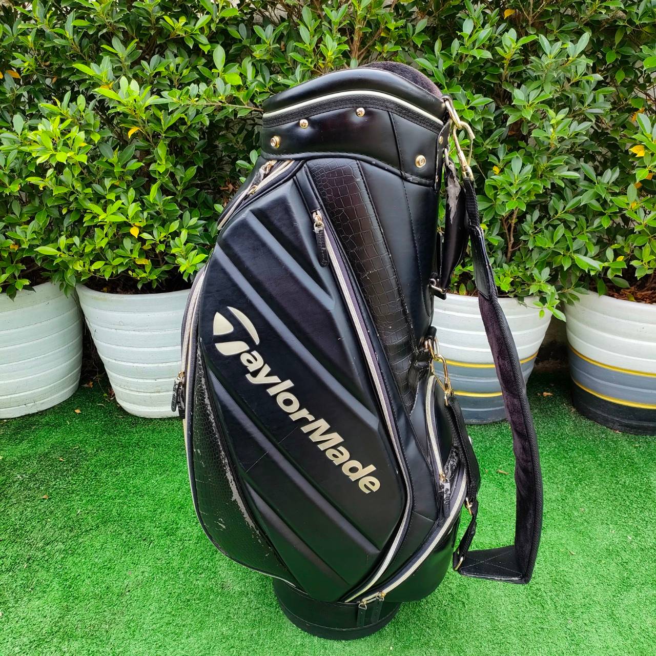 ถุงกอล์ฟ TAYLORMADE ** ถุงกอล์ฟมีตำหนิหนังลอก** ตามรูปที่ถ่ายเลยครับ