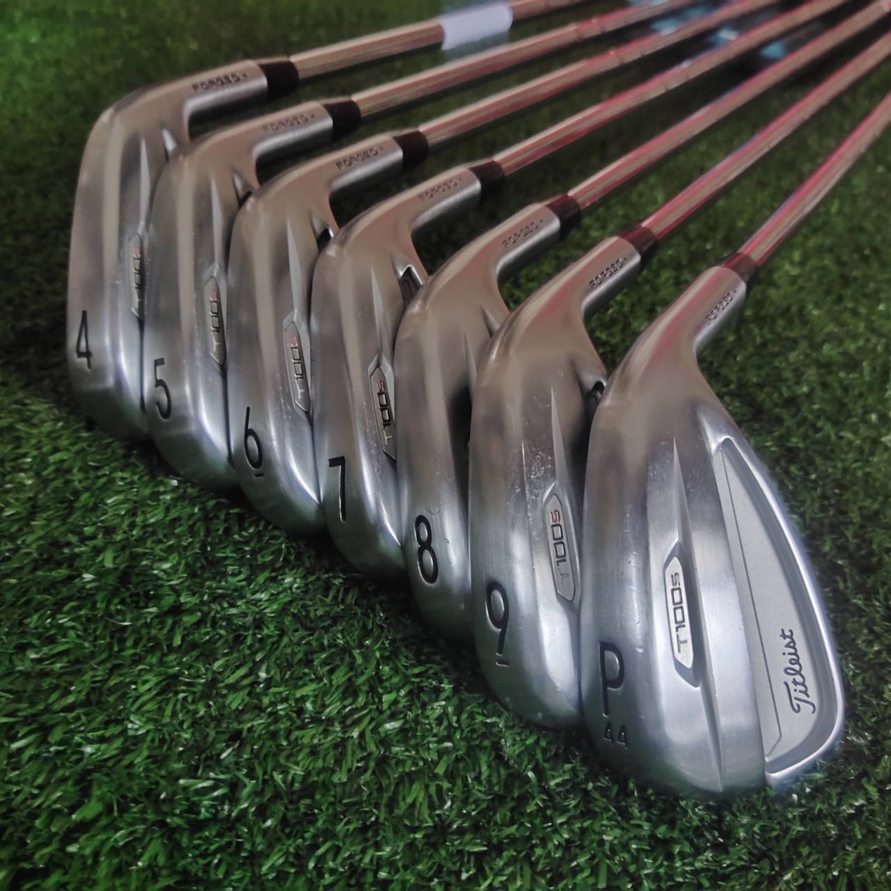 ชุดเหล็ก TITLEIST T100S FORGED (รุ่นปี 2022) 🔧 ใช้ทังสเตน D18 + เทคโนโลยีงานอากาศยาน ✈️ • หน้าไม้ฟอร์จชิ้นเดียว ให้ความรู้สึกแน่นและแม่นยำ 🎯