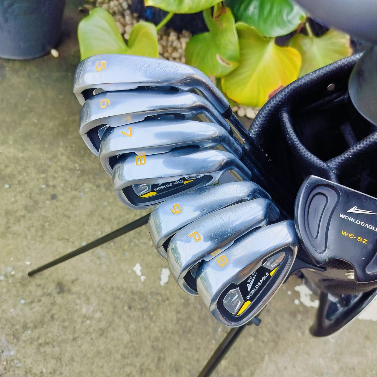 ชุดกอล์ฟ WORLD EAGLE WE-5Z Full Set เป็นชุดไม้กอล์ฟสำหรับผู้ชายที่เหมาะสำหรับผู้เริ่มต้นถึงระดับกลาง โดยมีคุณสมบัติและอุปกรณ์ที่ครบครัน
