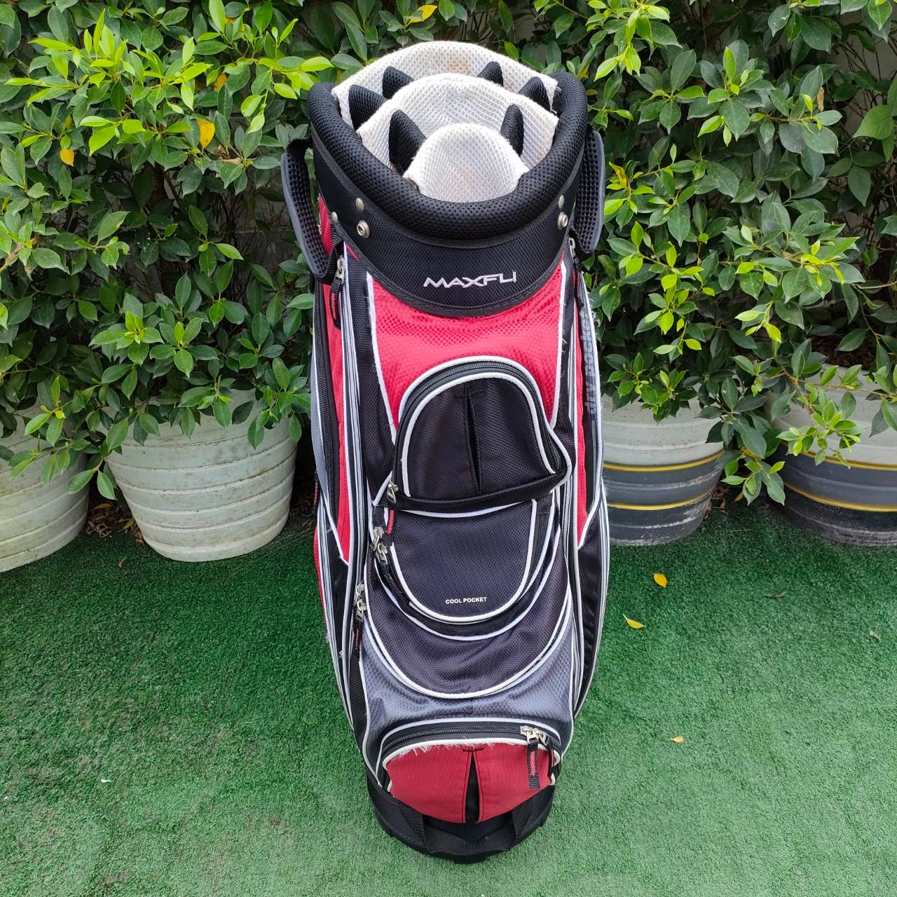 ถุงกอล์ฟ MAXFLI มือสอง ถุงเบาและแข็งแรงมาก ช่องใช้หลายช่อง และ เรียงสูงต่ำ ไม่เหมือนใคร