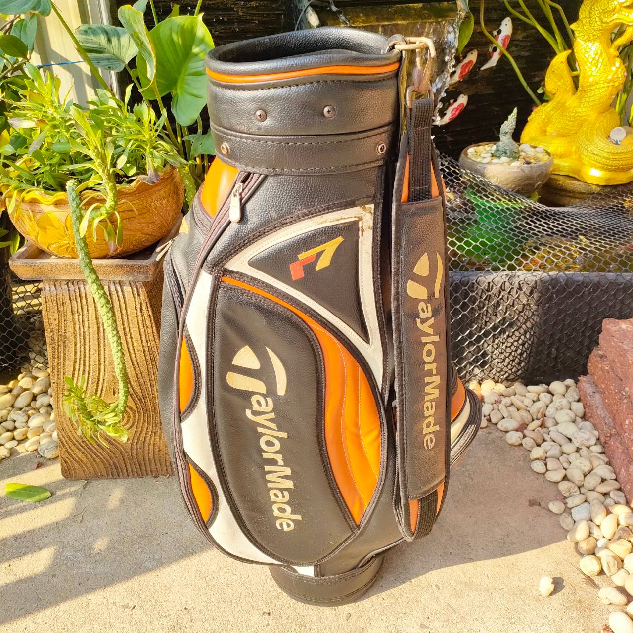 ถุงกอล์ฟ TAYLORMADE มือสอง ** COVER มีรอยขาด ** นอกนั้นสภาพเดิมๆ ถุง TOUR ใบใหญ่ ใช้ดี ใส่อุปกรณ์ได้ครบครัน ไม้กอล์ฟพรีเมี่ยมมือสอง By NakaraLuxurious