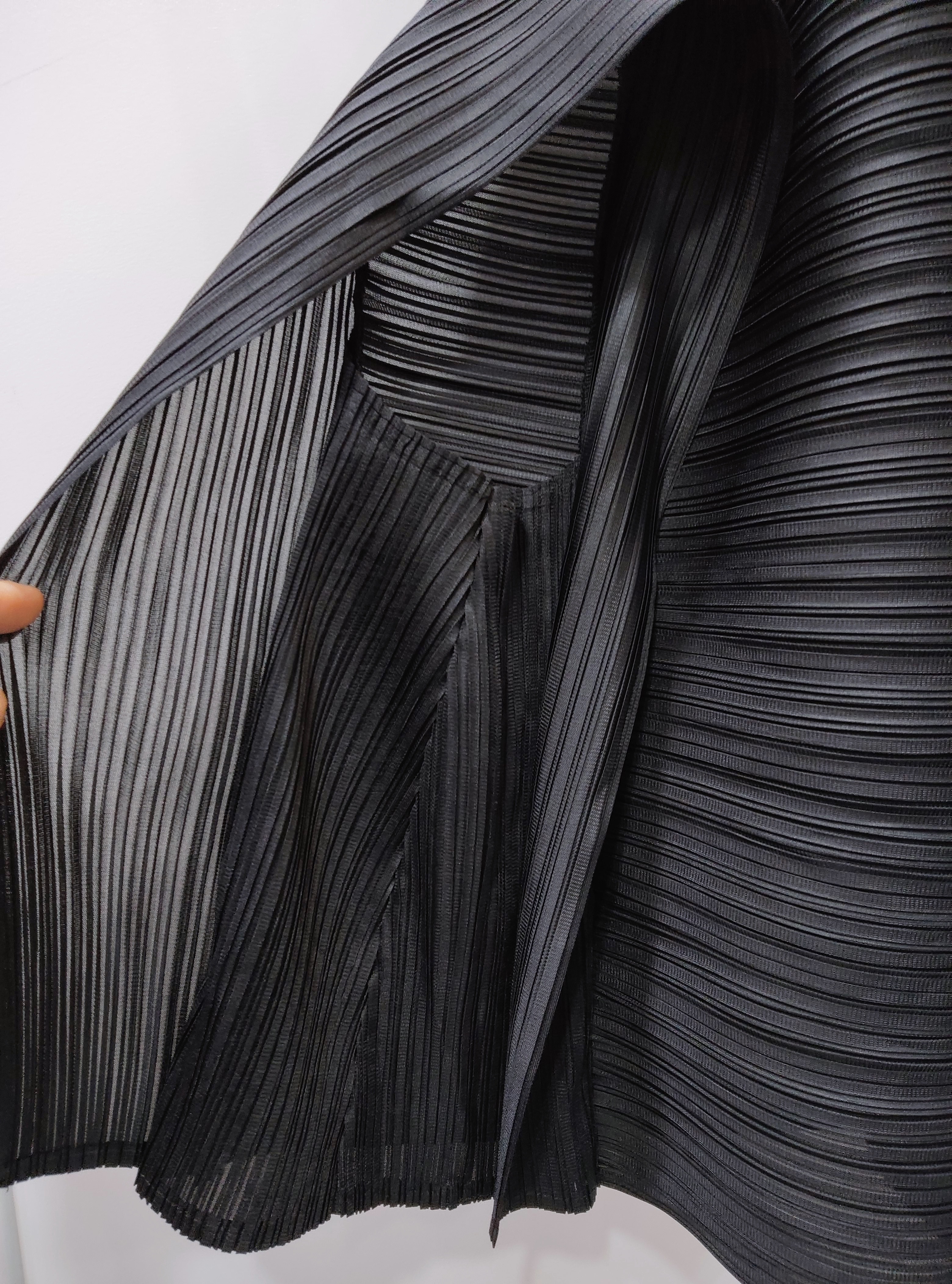 2MUAY รุ่น GJO10252 เสื้ออัดพลีท DROP SLEEVE PLEATED TOP สีดำ FREE SIZE