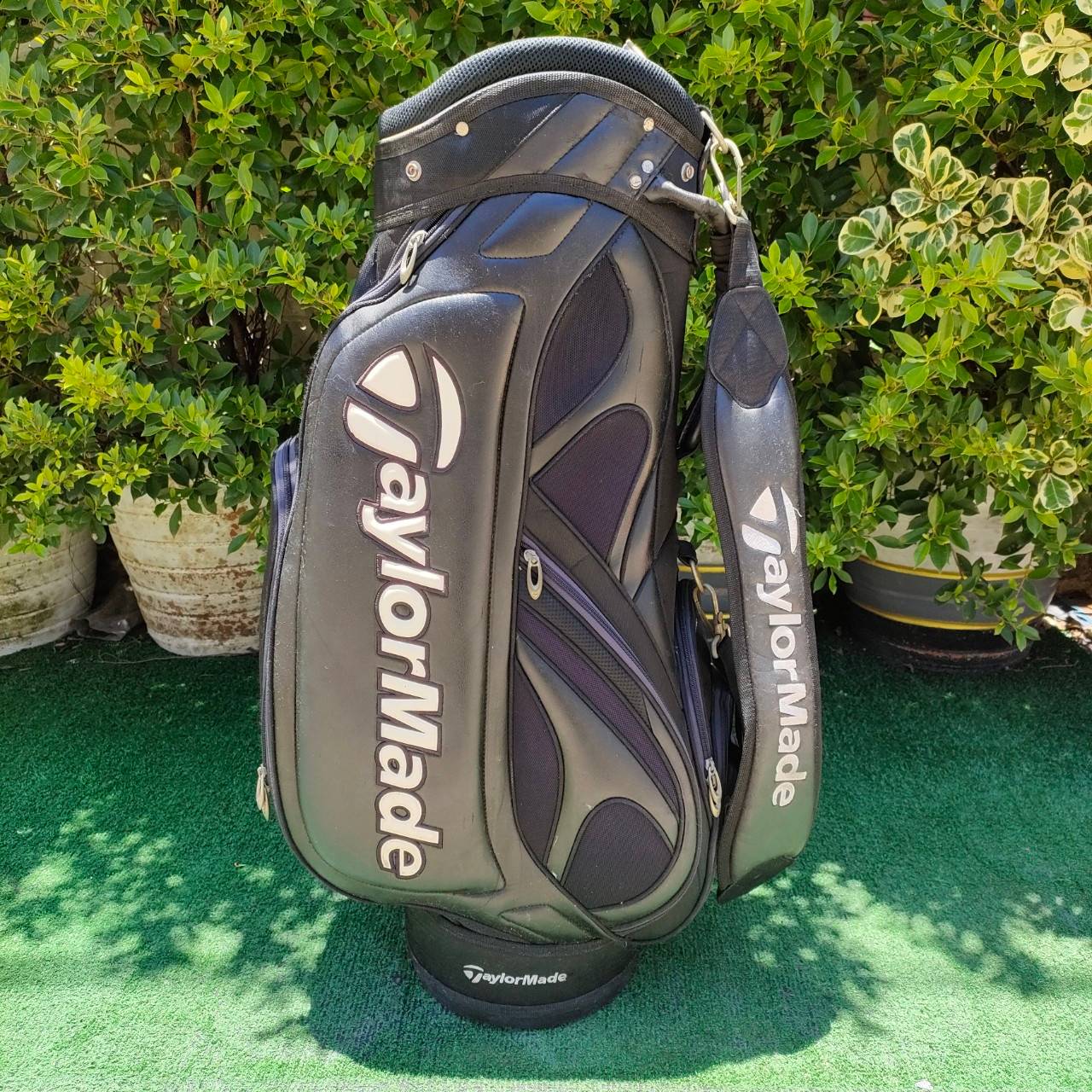 ถุงกอล์ฟ TAYLORMADE มือสอง * ปากถุงมีผ้าขาดนิดหน่อยตามรูปนะคะ ถุง TOUR ใบใหญ่ 9 นิ้ว สภาพโดยรวมสวยสมบูรณ์ ไม้กอล์ฟมือสอง ของแท้ BY NakaraLuxurious