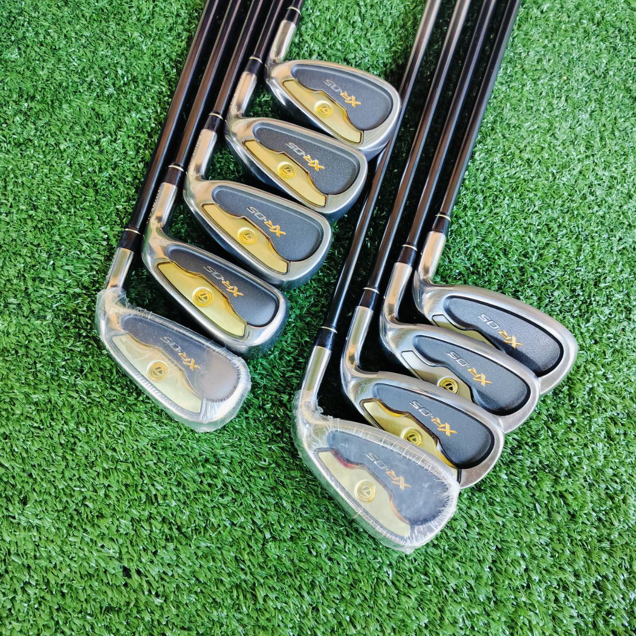 ชุดเหล็ก Taylormade XR-05 *** ขาดเหล็ก 7 *** มีเหล็ก 3 4 5 6 8 9 P A S เป็นชุดเหล็กรุ่นท๊อปสุดของ Taylormade ตีไกลมาก เป็นรุ่นหน้าเด้ง TITANIUM ก้านเบามาก สำหรับชุดเหล็ก 48 กรัมคือเบาจัดๆ FLEX R ไม้กอล์ฟพรีเมี่ยมมือสอง ของแท้ By NakaraLuxurious