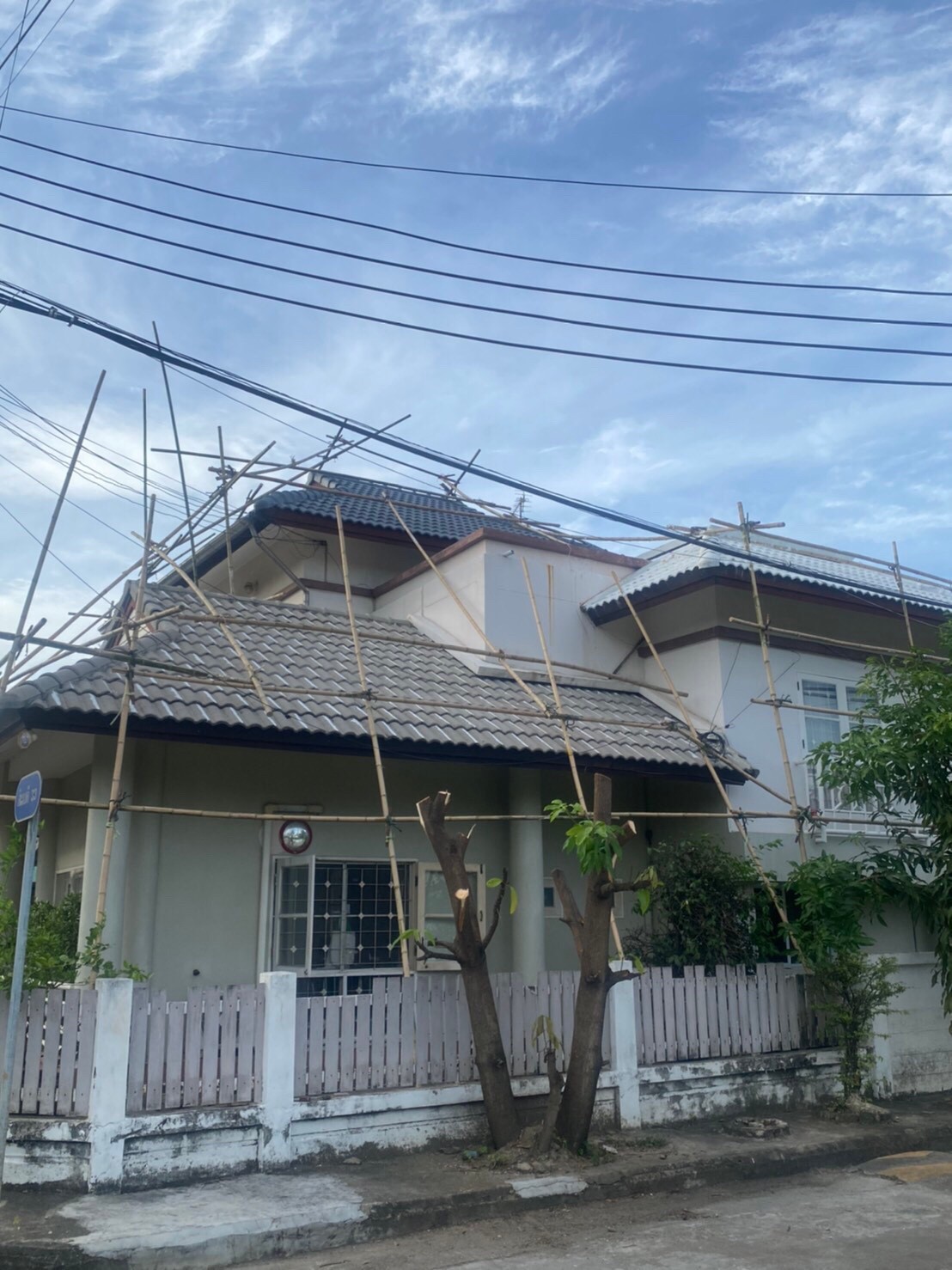 งานทาสีบ้าน และทาสีหลังคาพร้อมกันซึม ม.สินบดี