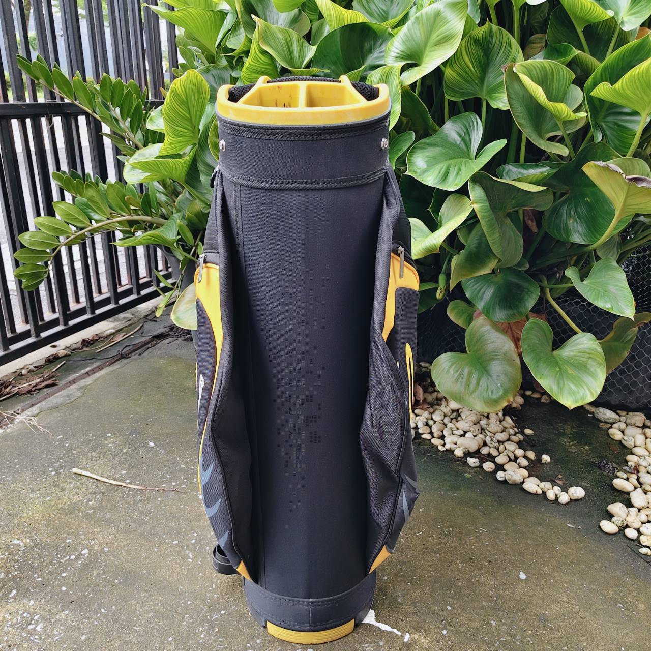 ถุงกอล์ฟ COBRA 14 ช่อง ของแท้ มือสอง สภาพสวยเดิม ออกแบบดีมาก มีช่องใส่ร่มซ่อนไว้