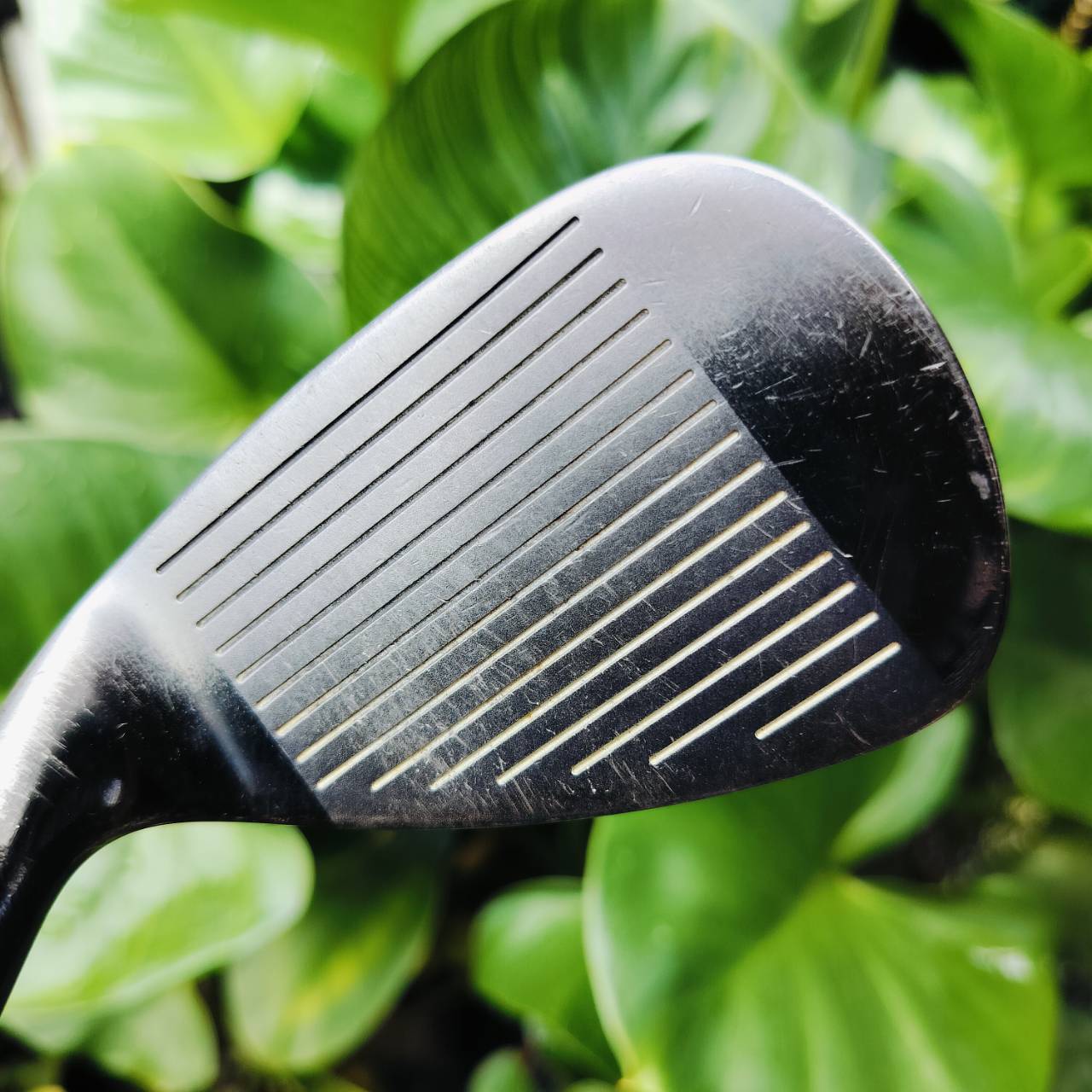 WEDGE PROTEC องศา 56 เป็นสุดยอด WEDGE ที่ไม่เหมือนใคร โดยใช้ DUAL MUSCLE ด้านหลัง ทำให้ทั้งชิพง่ายขึ้นอย่างมากและ ยังคงความแน่นๆ และสปินแบบจัดๆ เป็นงานระดับพรีเมี่ยมสุดๆ JAPAN ไม้กอล์ฟพรีเมี่ยมมือสอง ของแท้ By NakaraLuxurious