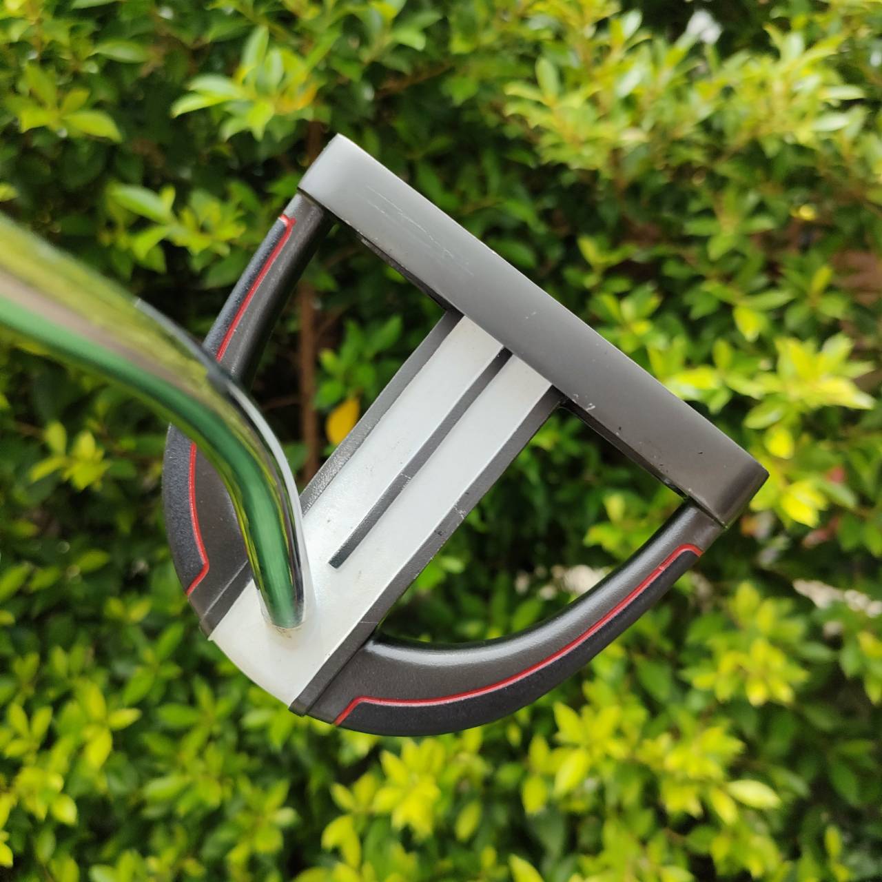 PUTTER ODYSSEY BACKSTRYE MARXMAN ความยาว 35 นิ้ว ก้าน ODYSSEY เดิมทุกอย่าง ** กริฟเสียเก่าเก็บ ** สภาพหัวสวยมาก เดิมๆ เป็นก้านที่เจาะข้างหลัง จะได้ฟีลลิ่งพิเศษ ไม้กอล์ฟมือสอง ของแท้ BY NakaraLuxurious