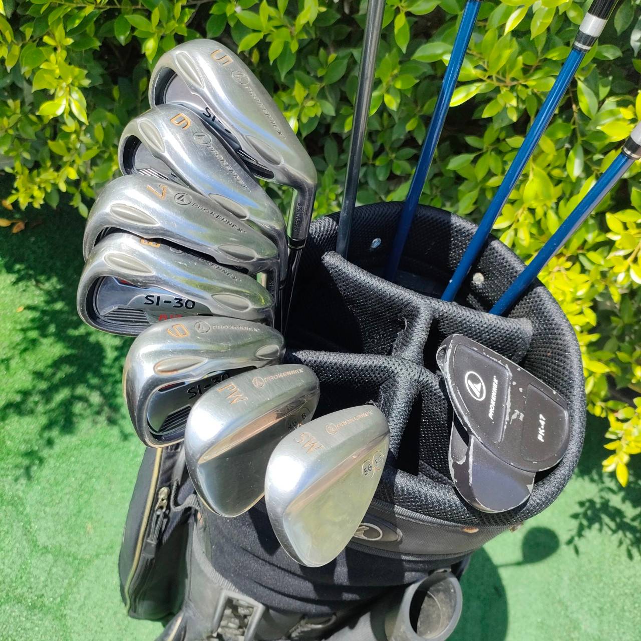FULLSET PROKENNEX SI-30 PLUS ทั้งชุดประกอบด้วย หัวไม้ จะเป็นของ LEGSUS FW3 เเละ FW5 ไฮบริด ก้าน SI-30 PLUS FLEX R ชุดเหล็ก 5-9 เเละ PW SW PUTTER PROKENNEX PK-47 พร้อมถุงกอล์ฟ PROKENNEX ตีง่าย ตีดีทั้งชุด พร้อมออกรอบได้เลย