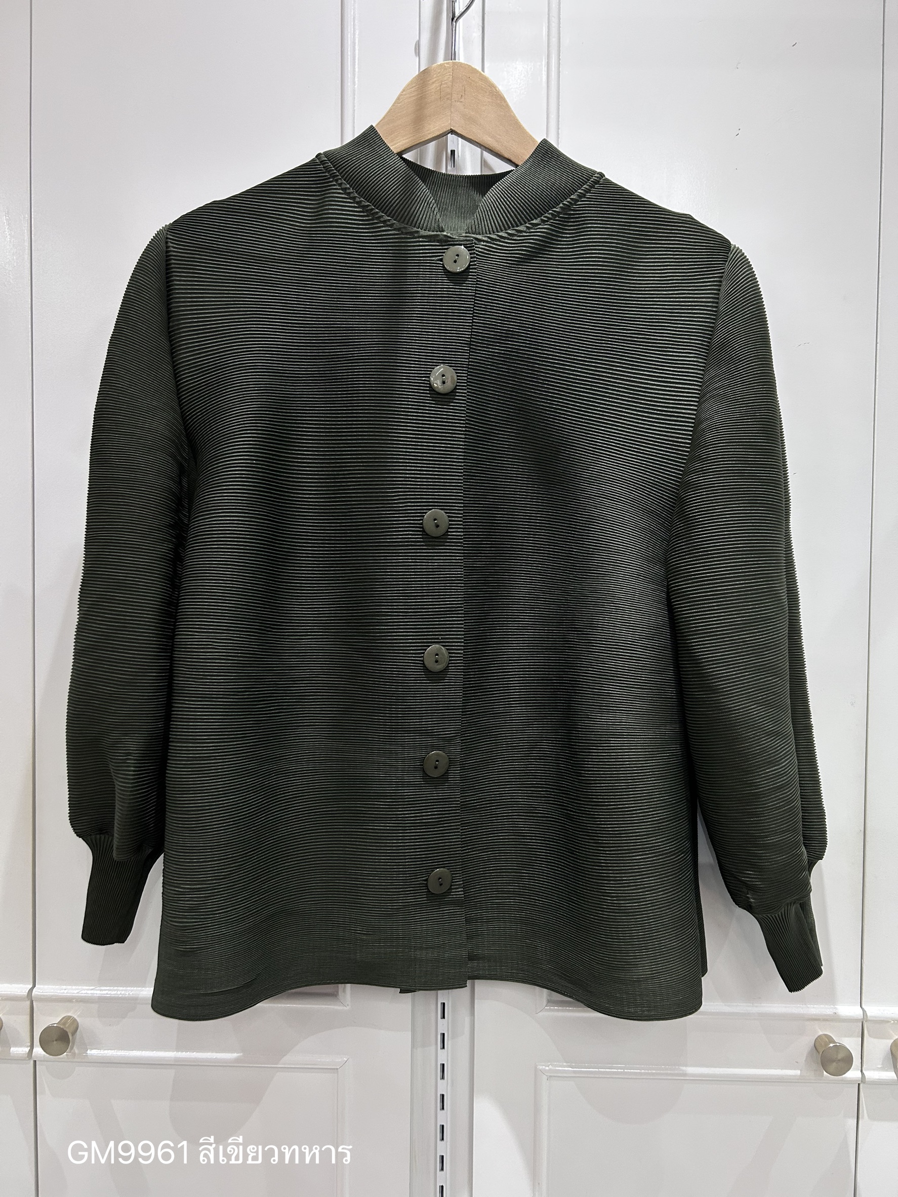 2MUAY GM9961 เสื้ออัดพลีทคอปกแมนดาริน กระดุมผ่าหน้า แขนจั๊ม MANDARIN CUFF SLEEVE PLEATED TOP 23 สี FREE SIZE