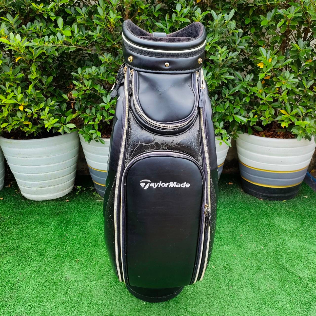 ถุงกอล์ฟ TAYLORMADE ** ถุงกอล์ฟมีตำหนิหนังลอก** ตามรูปที่ถ่ายเลยครับ