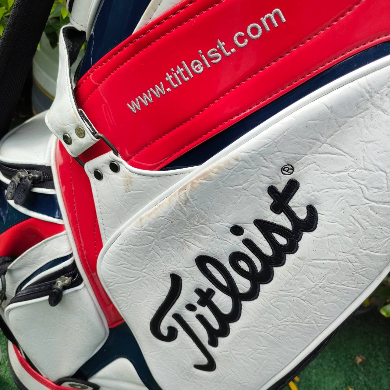 ถุงกอล์ฟ TITLEIST มือสอง สวยมาก ** มีตำหนิ มีรอย ตรง COVER เเละ สายสะพาย มีรูปให้ชมท้ายสุดค่ะ *** นอกนั้นสวยมากๆ เป็นถุงที่สวยสะดุดตาค่ะ