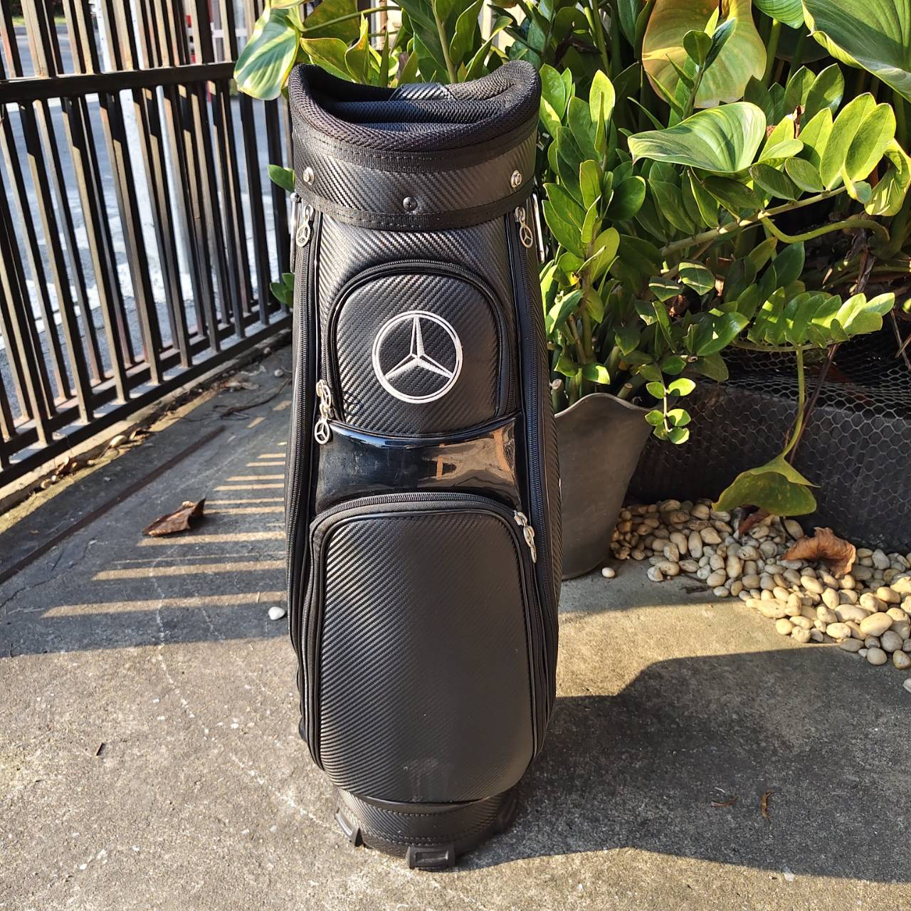 ถุงกอล์ฟ BENZ มือสอง สภาพสวยมากๆทุกอย่าง วัสดุดีมากๆเลยค่ะ ** แป๊กหลุด 1 จุด**