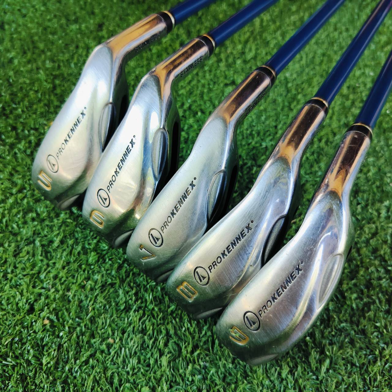 ชุดเหล็ก PROKENNEX SI-30 PLUS ก้าน TOUR BALANCE FLEX R เป็นชุดเหล็กที่มี CAVITY ลึก ด้าน SOLE ยืดยาวออกด้านหลัง ทำให้เป็นชุดที่ตีง่ายอย่างมาก ไม้กอล์ฟพรีเมี่ยมมือสอง ของแท้ By NakaraLuxurious