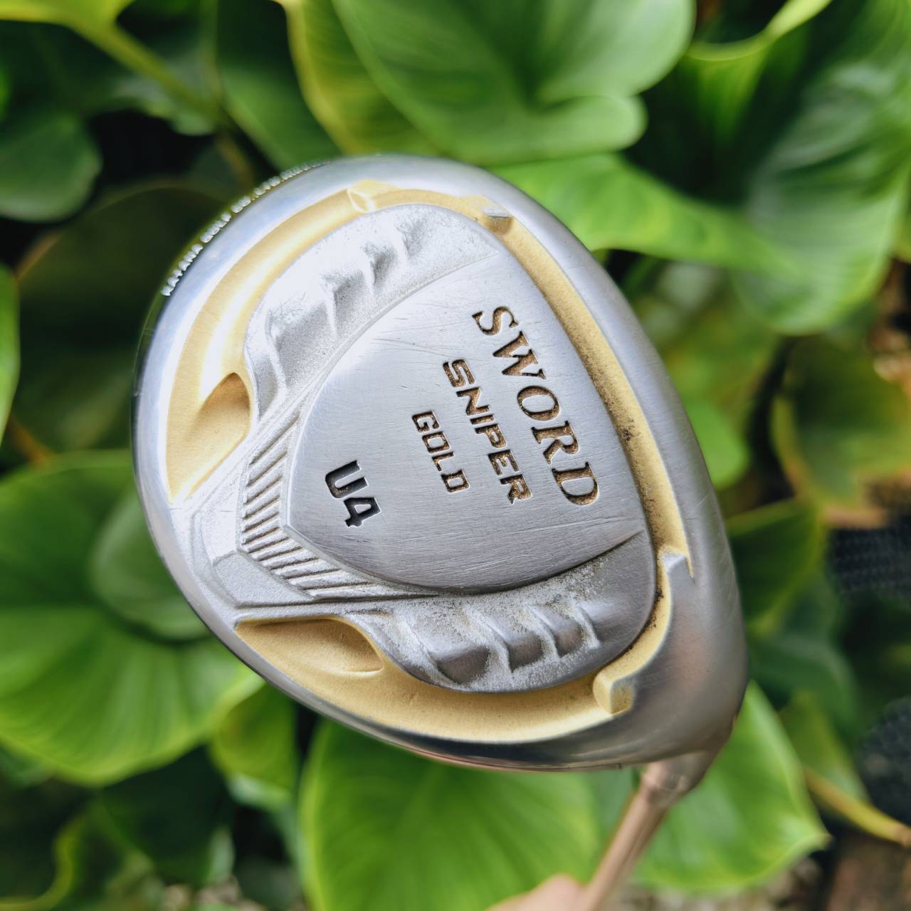 U4 SWORD SNIPER GOLD มี หมุดน้ำหนัก 2 จุด ช่วยบาลานซ์จุดศูนย์ถ่วง เพิ่มความมั่นคงและความแม่นยำ