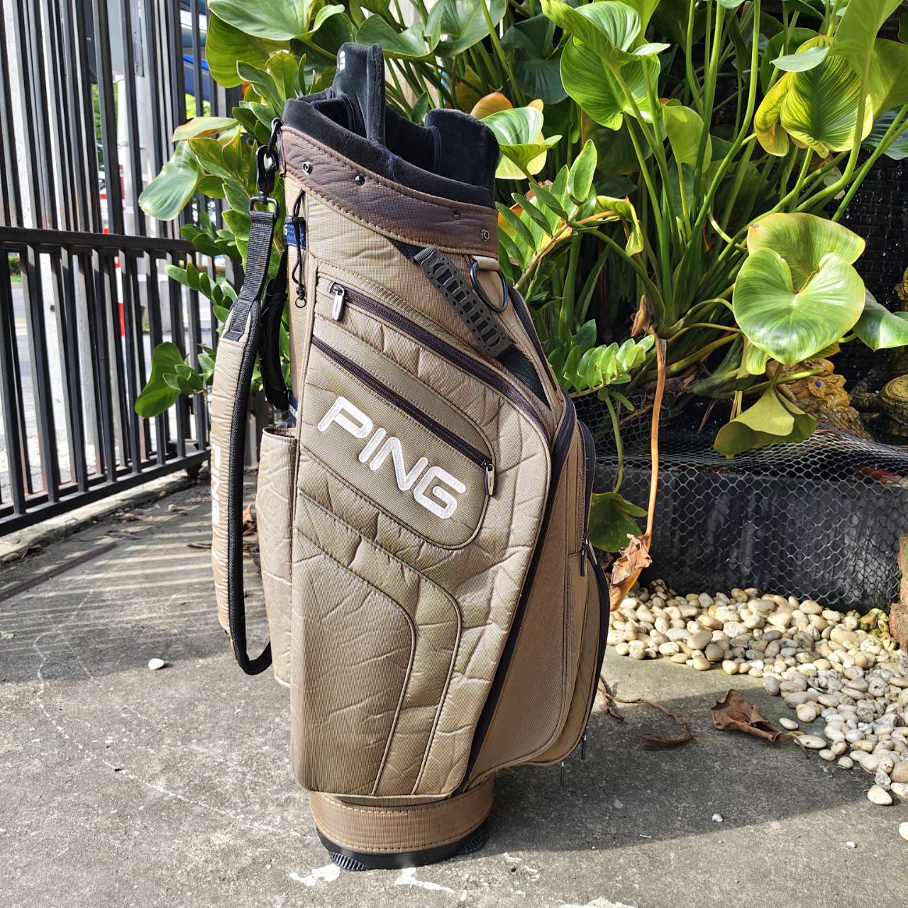 ถุงกอล์ฟ PING ของแท้ มือสอง ** สภาพไม่ค่อยสวย ** ตามรูป แต่ใช้งาานได้เป็นปกติทั้งหมด