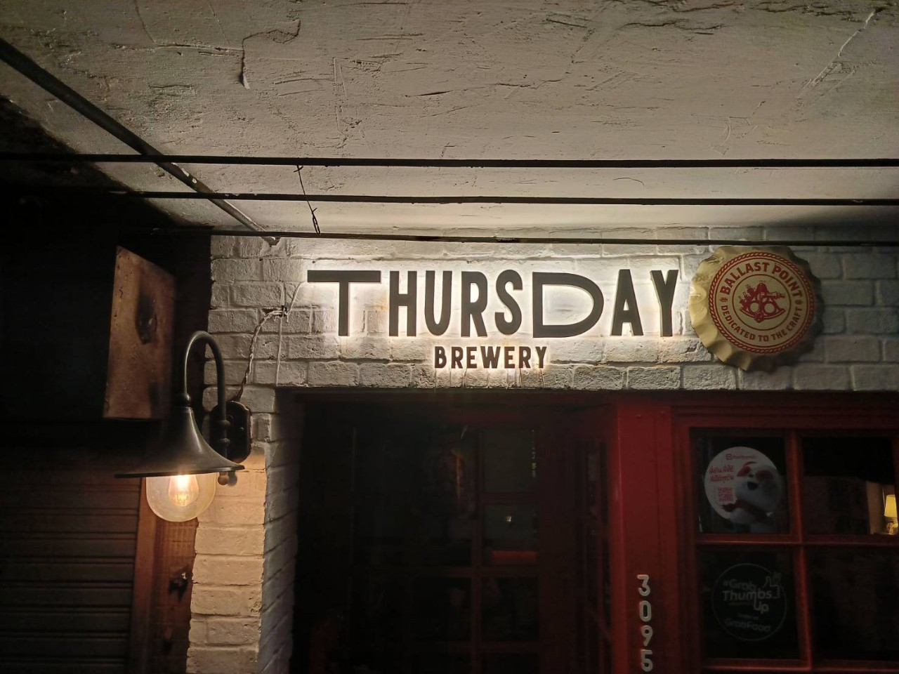 ป้ายอักษรไฟออกหลัง THURSDAY