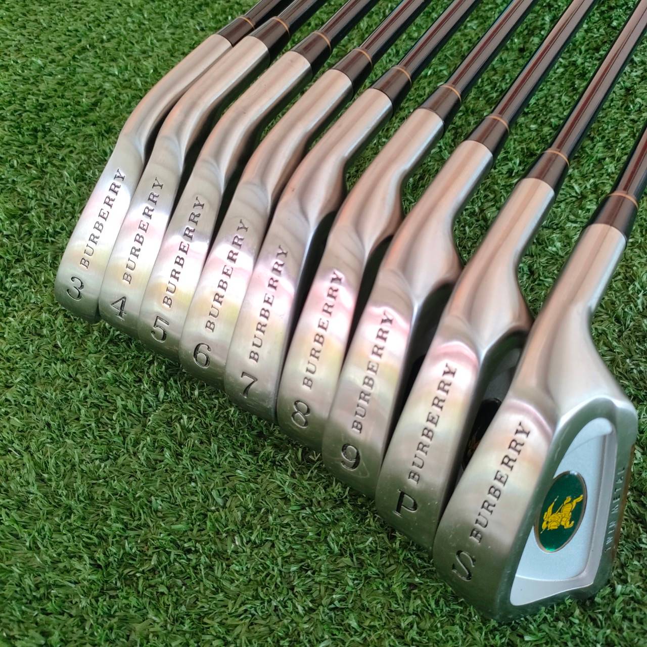 ชุดเหล็ก BURBERRY TWIN METAL ของใหม่!! มีเหล็ก 3-9 เเละ PW SW ก้าน BURBERRY FLEX R TWIN METAL คือมีทองแดงผสม ทำให้จุดสปีตสปอตกว้างขึ้นมาก!! มือหนึ่ง ของแท้ BY NakaraLuxurious