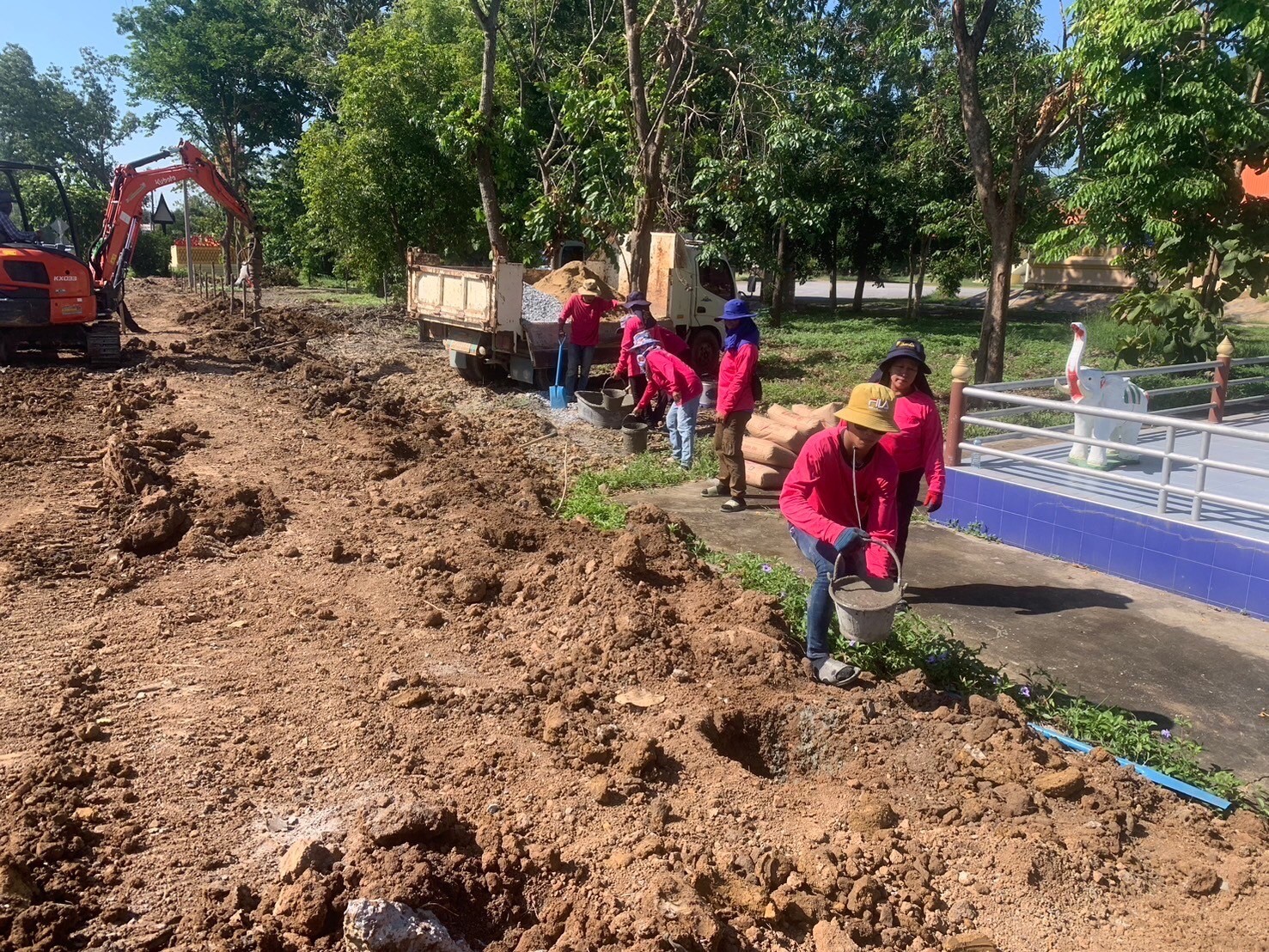 สร้างกำแพงวัดดงกะเชา จ.สุพรรณบุรี