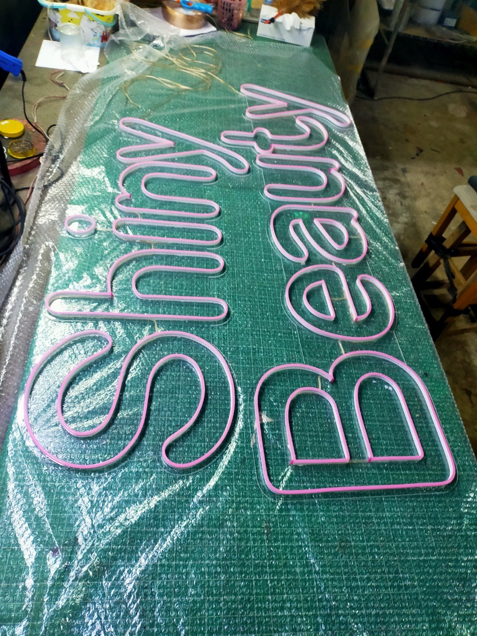 ไฟนีออน เฟค