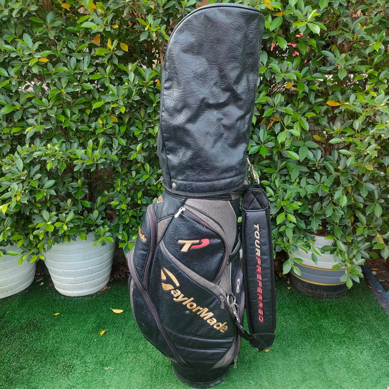 ถุงกอล์ฟ TAYLORMADE r5 MUNDRED SERIES มือสอง ** มีตำหนิ เเป๊กคอพเวอร์หลุด 1จุด ** ถุง TOUR ใบใหญ่ ราคาพิเศษที่สุด