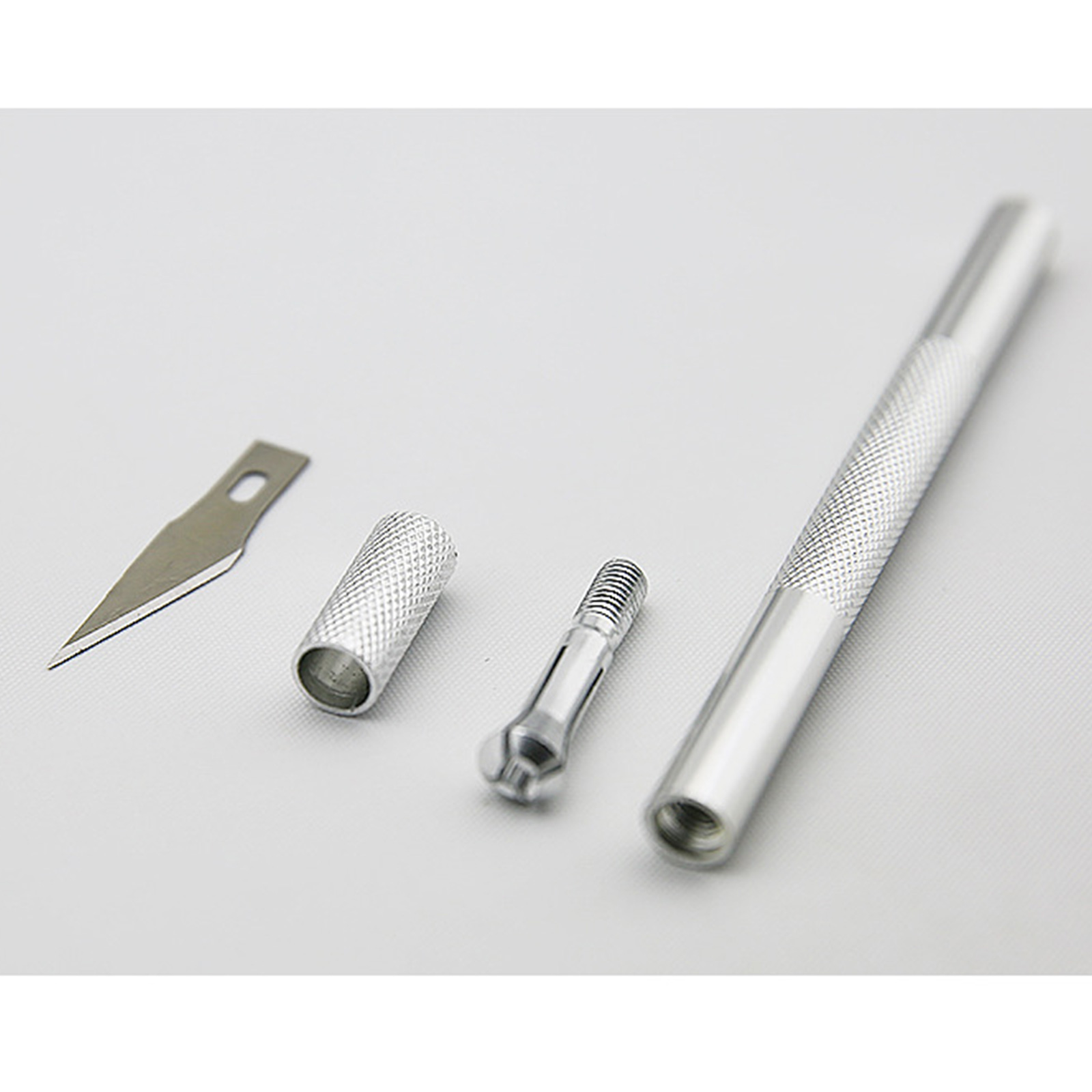 มีดคัตเตอร์แกะสลัก พร้อมใบมีด 5 ใบ ขนาดเล็ก พกพาง่าย มีให้เลือก 6 สี ดีไซน์สวยงาม