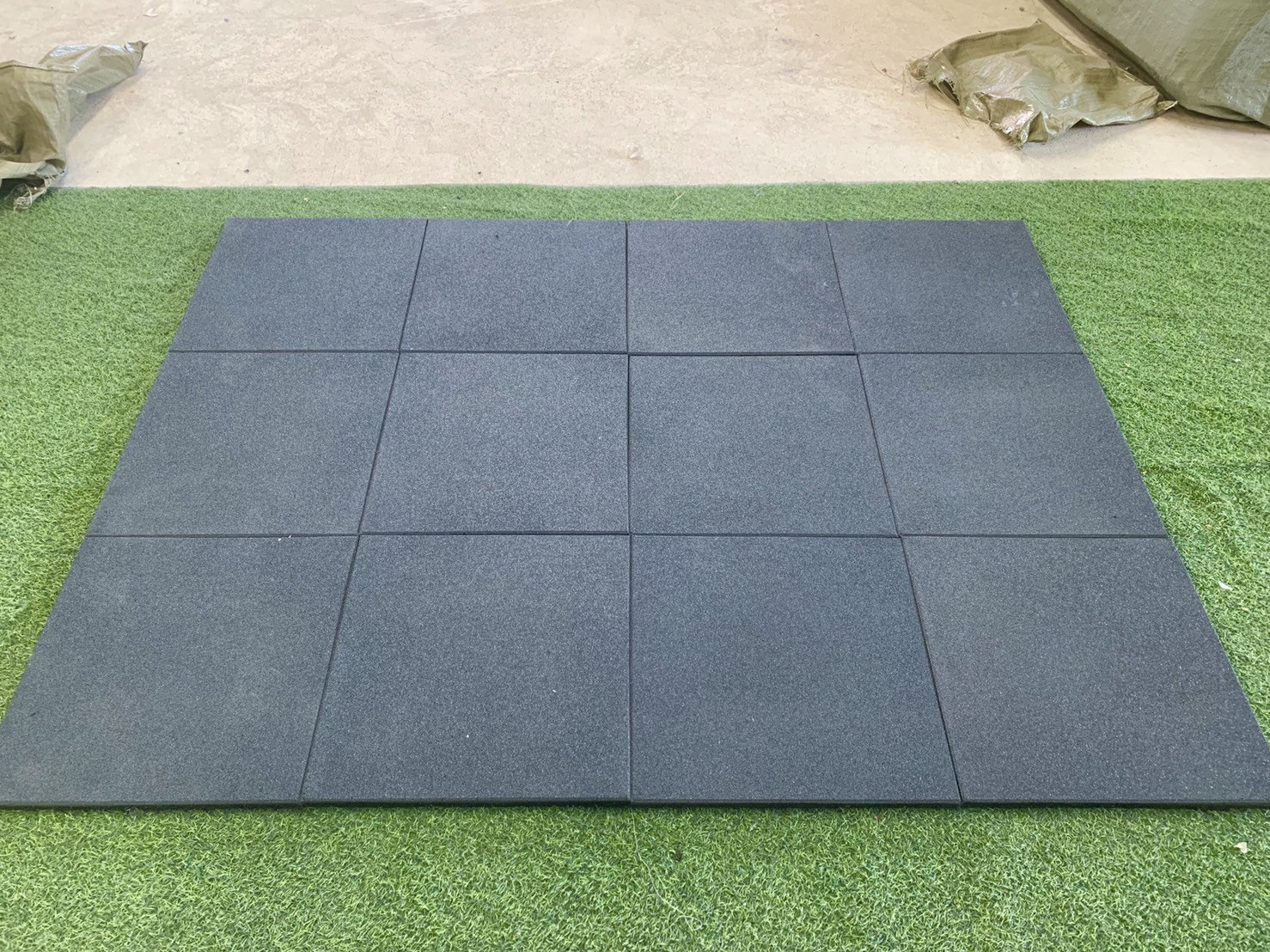 แผ่นยาง EPDM ราคาต่อ1ตร.ม. 4แผ่น แผ่นยางสังเคราะห์ ,แผ่นปูกันกระแทก,แผ่นปูพื้นสนามเด็กเล่น, พื้นยางEPDM ,ปูสนามเด็กเล่น,สนามกีฬา ห้องฟิตเนส พร้อมส่ง ราคาโรงงาน มีสีดำ เทา น้ำเงิน เหลือง แดง เขียว