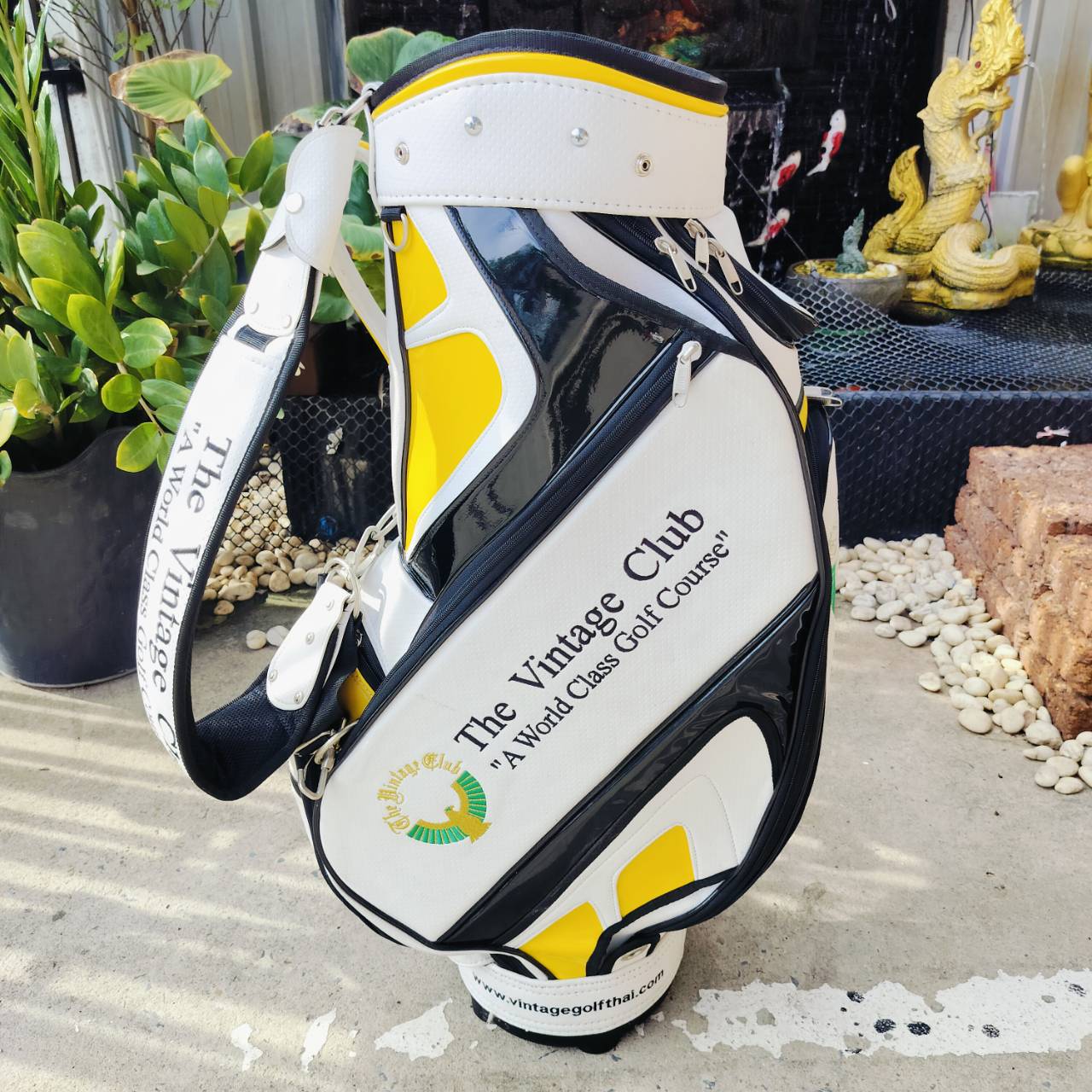 ถุงกอล์ฟ THE VINTAGE มือสอง สภาพสวยมากๆ ถุง TOUR ใบใหญ่ พื้นสีขาว มีขลิปด้วยหนังแก้วหลายจุด ไม้กอล์ฟพรีเมี่ยมมือสอง ของแท้ By NakaraLuxurious