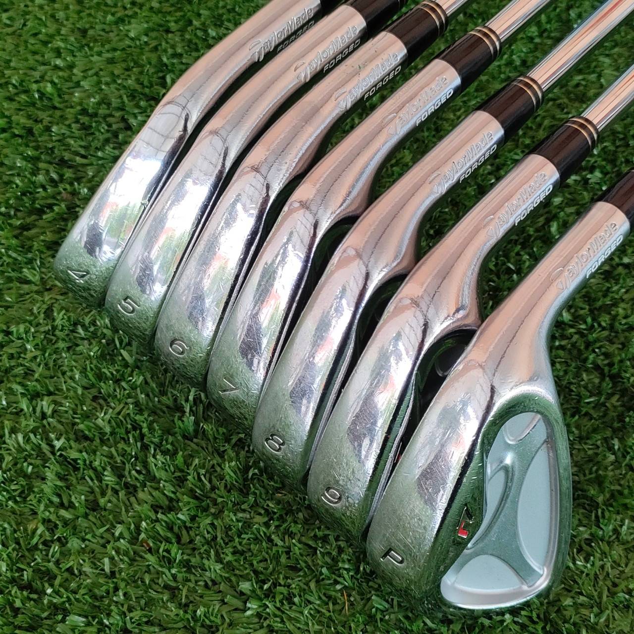 ชุดเหล็ก TAYLORMADE r7 FORGED มีเหล็ก 4-9 เเละ PW ก้าน N.S.PRO 950 GH FLEX S รุ่นนี้สุดยอดของสุดยอดครับ เพราะเป็นเหล็ก FORGED คุณภาพ ระดับสูงของแบรนด์ Taylormade ออกแบบให้ตีง่าย ใบ Cavity ใหญ่ ซึ่งใช้วัสดุเยอะมาก แพงมาก หายาก และจะทำให้ตีทั้งนุ่ม และไกลสุ