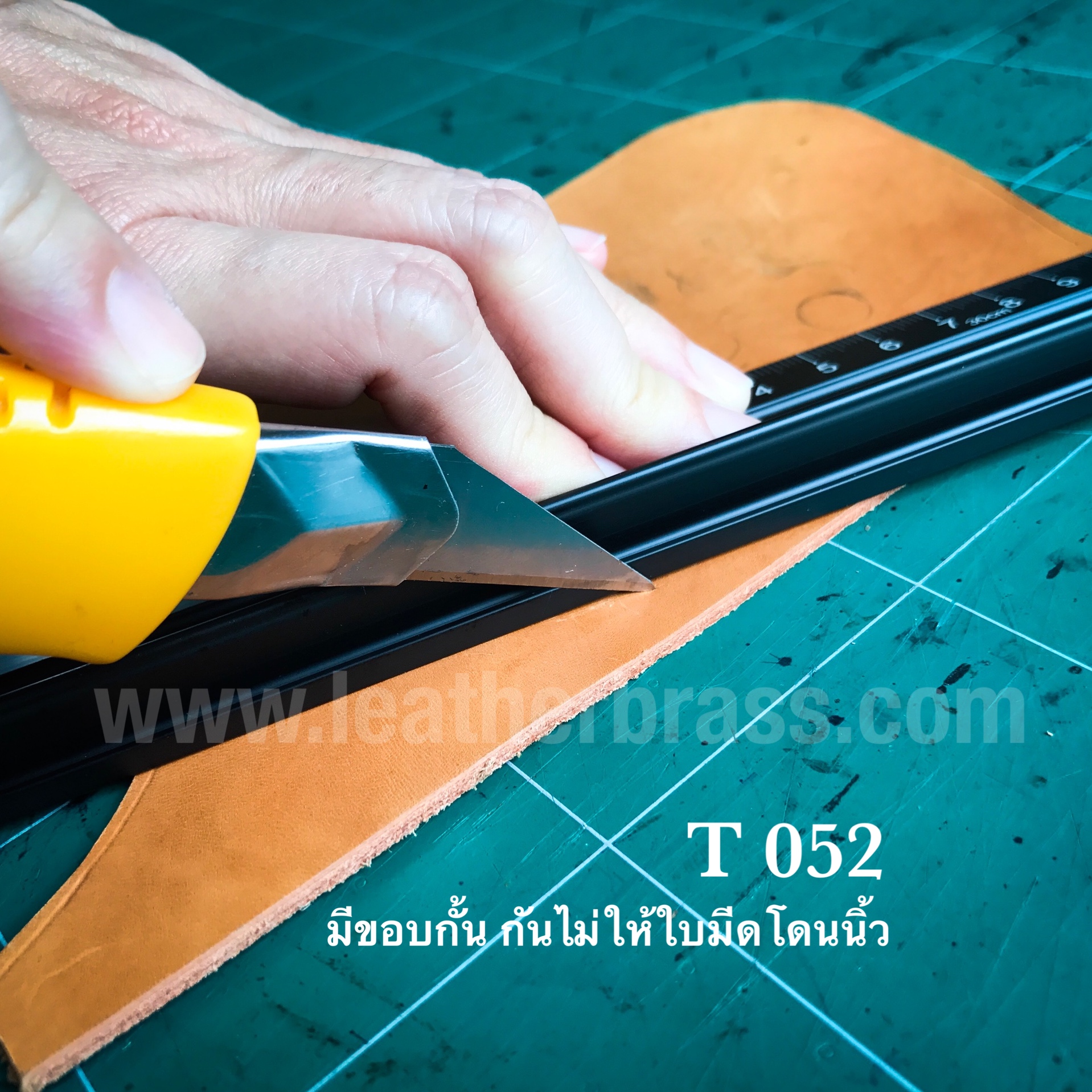T052 ไม้บรรทัด วัสดุอลูมิเนียม เหมาะกับการนำไปใช้กับงาน DIY ทุกชนิด ตัดหนัง กระดาษ สติกเกอร์ leatherbrass**ราคาต่ออัน**
