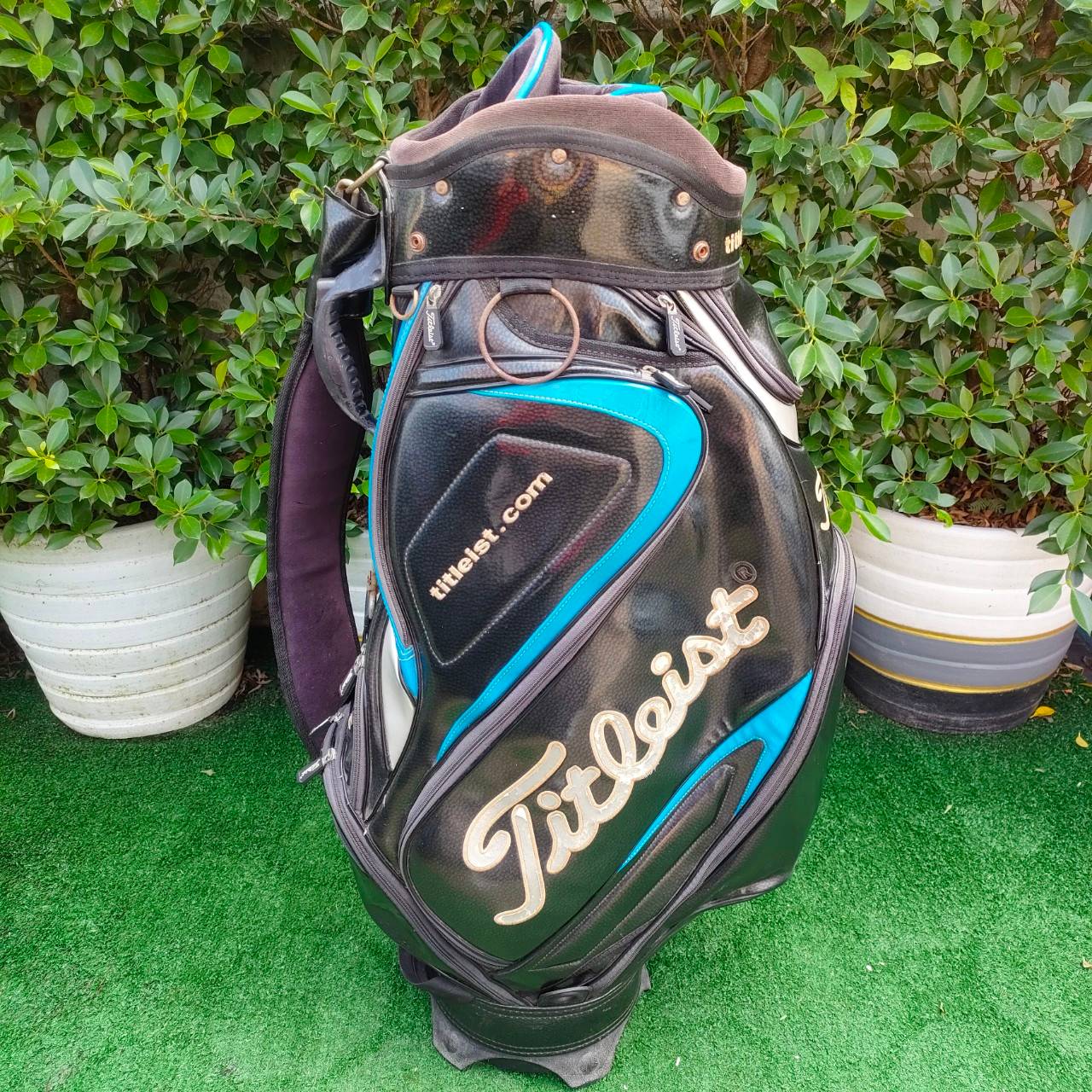 ถุงกอล์ฟ TITLELIST มือสอง ถุงใบใหญ่ ถุง TOUR หนังแก้ว สภาพกลางๆครับ พร้อมใช้