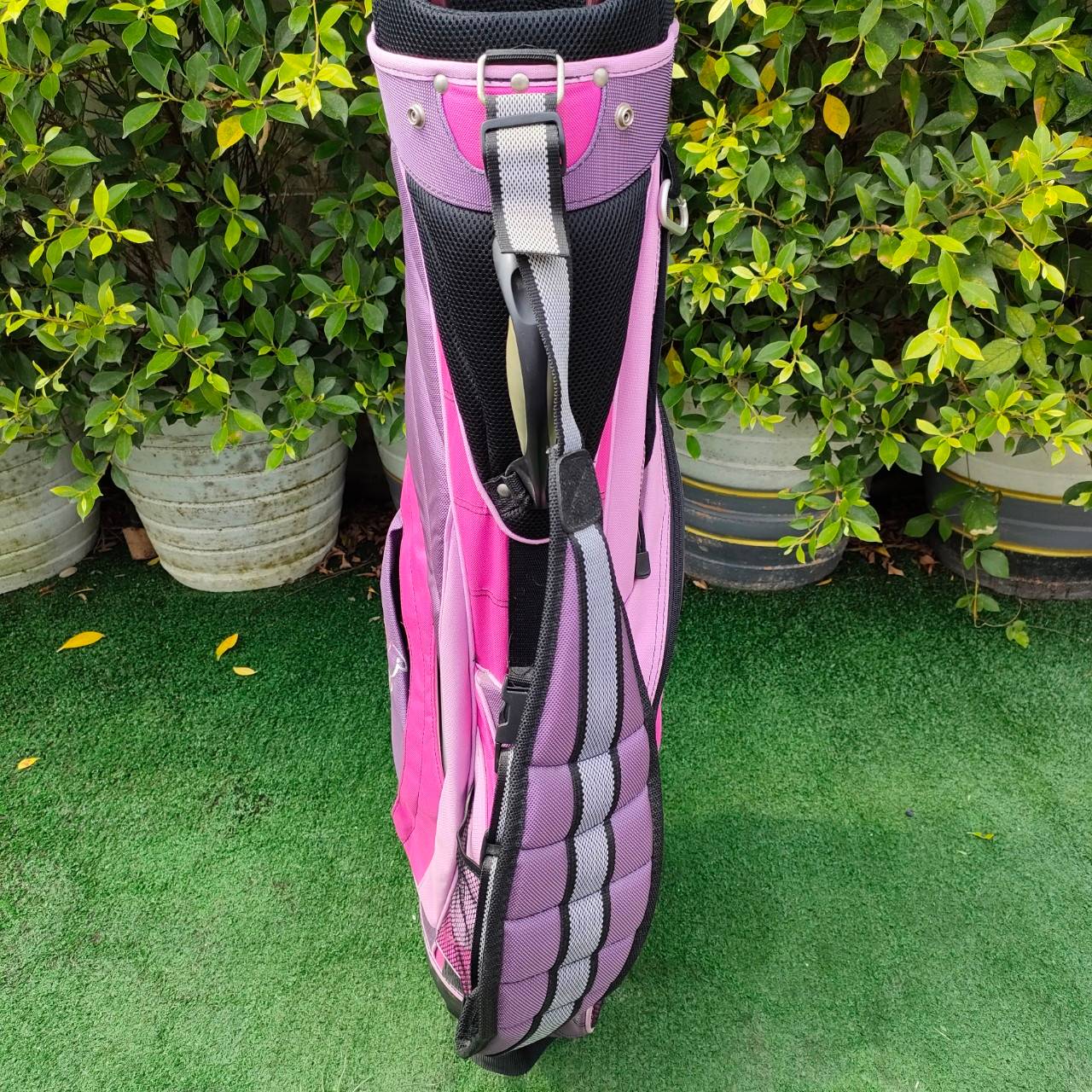 ** ไม้กอล์ฟครบชุดสำหรับผู้หญิง** FULLSET TOPPONT GIRLE GOLF ทั้งชุดประกอบด้วย หัวไม้ 1,3,5,7 ชุดเหล็ก 5-9 เเละ PW SW PUTTER BRIDGESTONE พร้อมถุงกอล์ฟ GILE GOLF ได้ฟัวไม้มากถึง 4 หัว ซึ่งคุณผู้หญิงจำเป็นมาก ชุดเหล็ก CAVITY ลึกตีง่ายมากๆ ถุงกอล์ฟสีสันสวยงาม