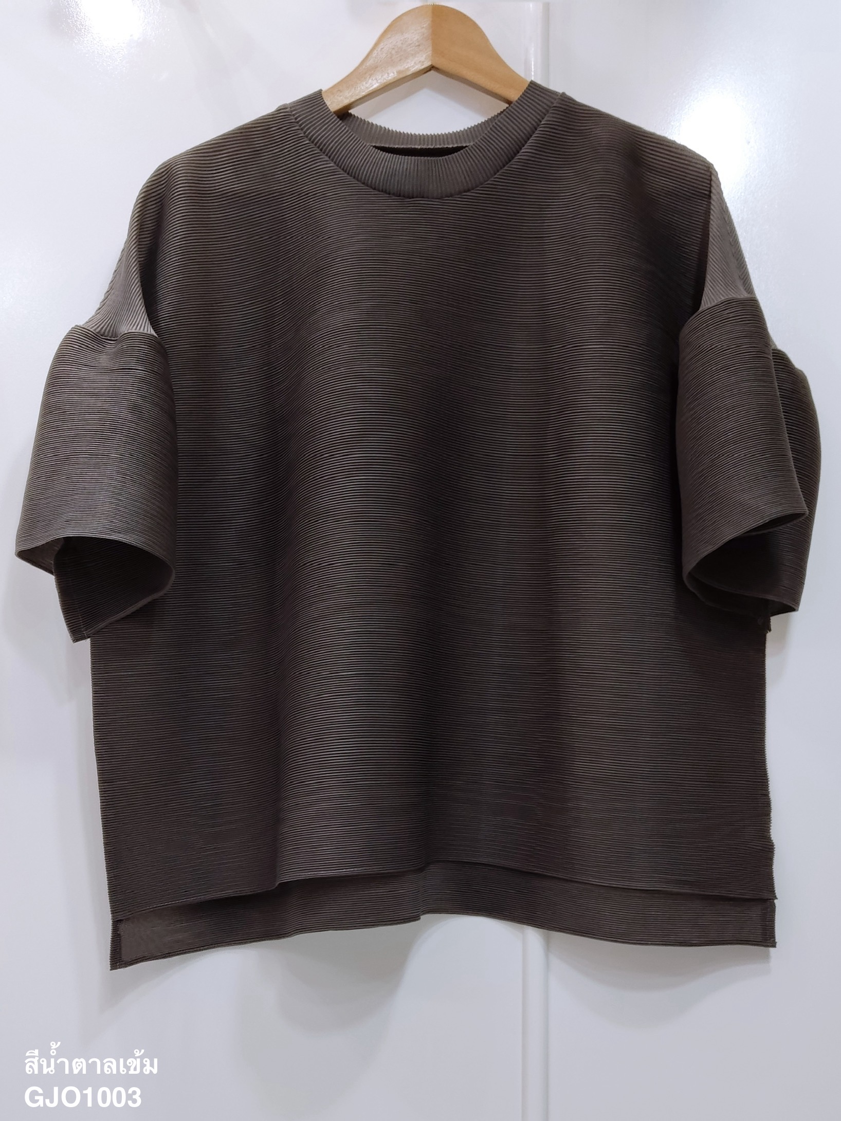 2MUAY รุ่น GJO1003 เสื้อพลีทคุณภาพ BELL SLEEVE PLEATED TOP สีดำ FREE SIZE