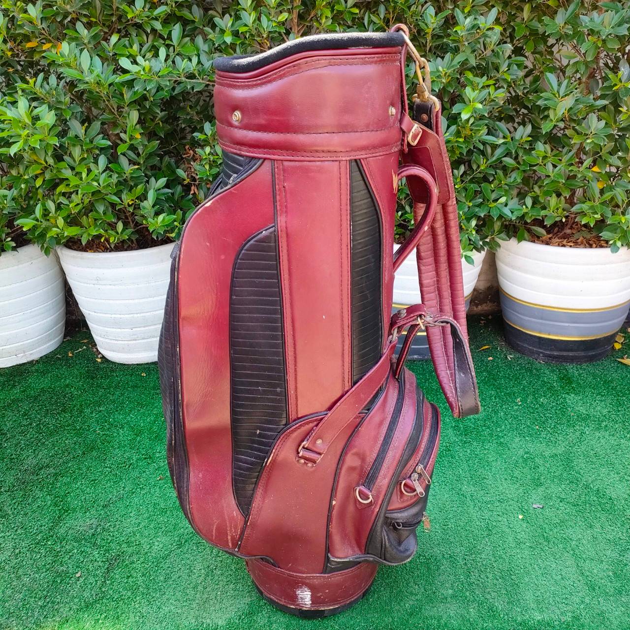 ถุงกอล์ฟหนังแท้มือสอง มีลอยลอกหลายจุด คลาสสิคครับ