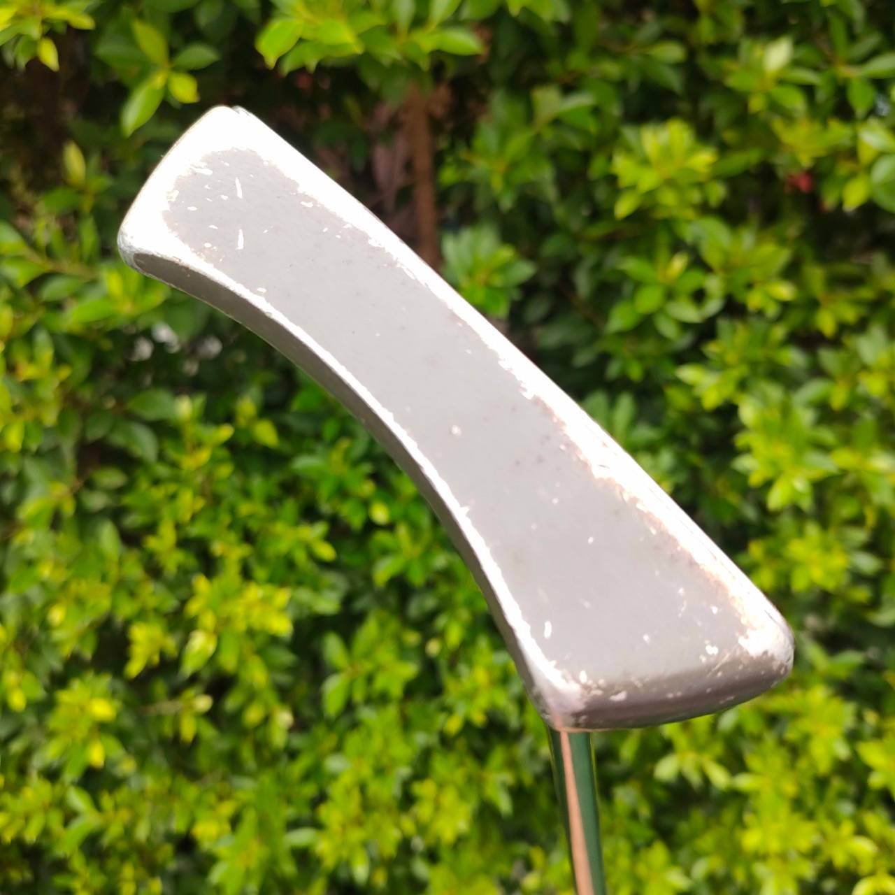 PUTTER TAYLORMADE ความยาว 34 นิ้ว รุ่นนี้บล๊านซ์ดีมาก ของ Taylormade ออกแบบให้ยื่นออกไปทั้งสองข้าง และทำเป็นวงโค้ง ทำให้ชดเชย ความผิดพลาดได้สูงสุด ไม้กอล์ฟมือสอง ของแท้ BY NakaraLuxurious