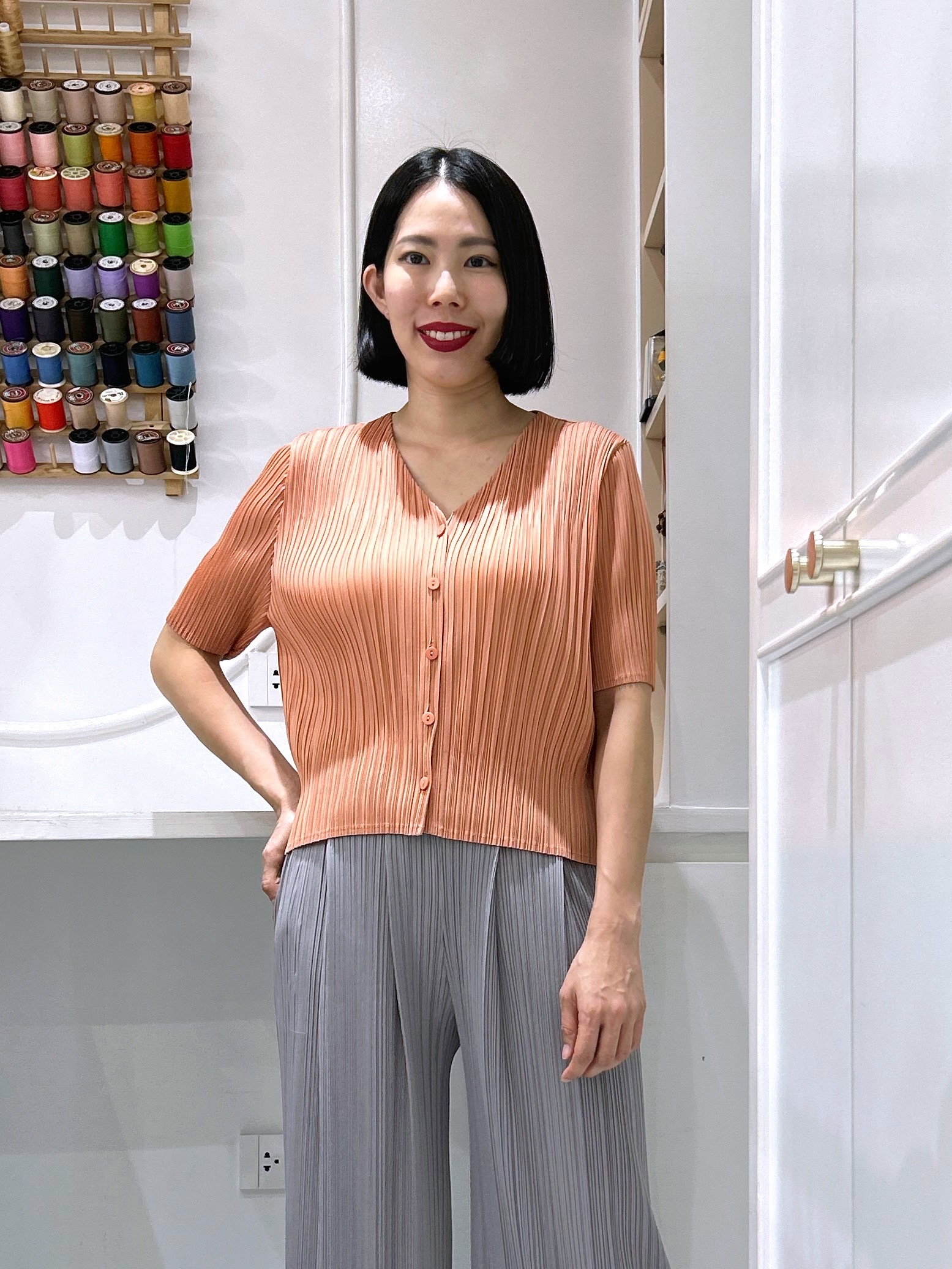 2MUAY รุ่น GJO11398 เสื้ออัดพลีท V NECK BUTTON FRONT PLEATED TOP 10 สี FREE SIZE