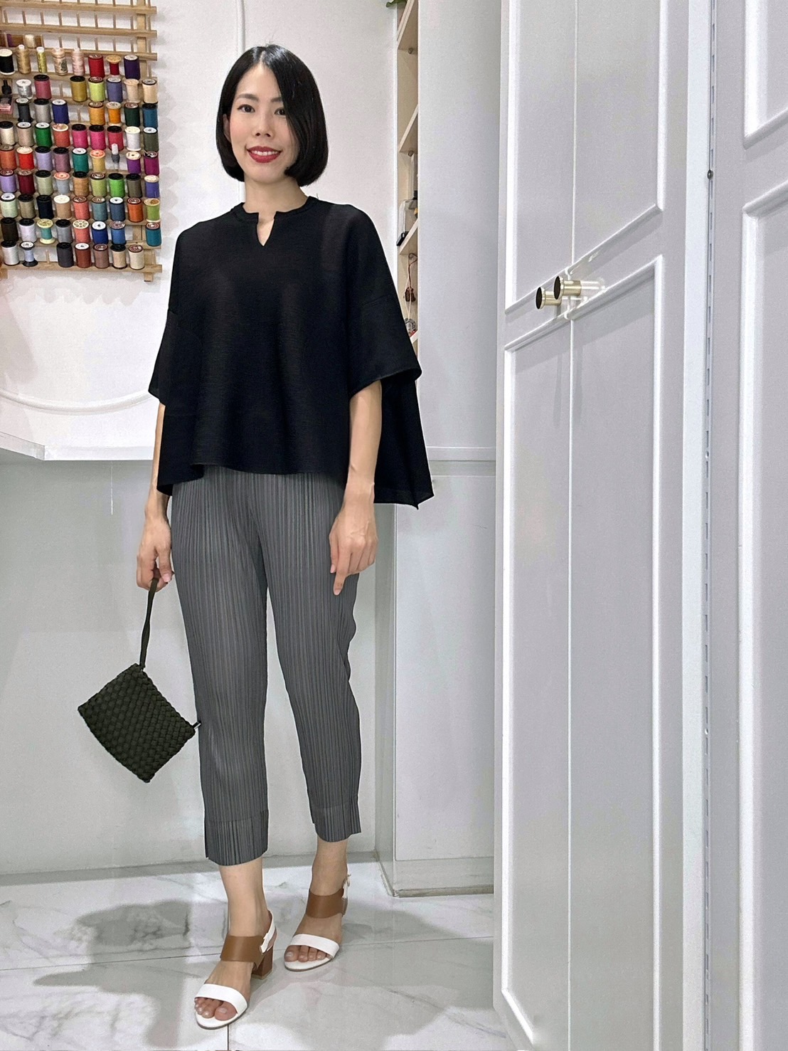 2MUAY รุ่น GJO1289 เสื้อพลีทคุณภาพ OPEN NECK FLARE SLEEVE PLEATED TOP สีดำ FREE SIZE